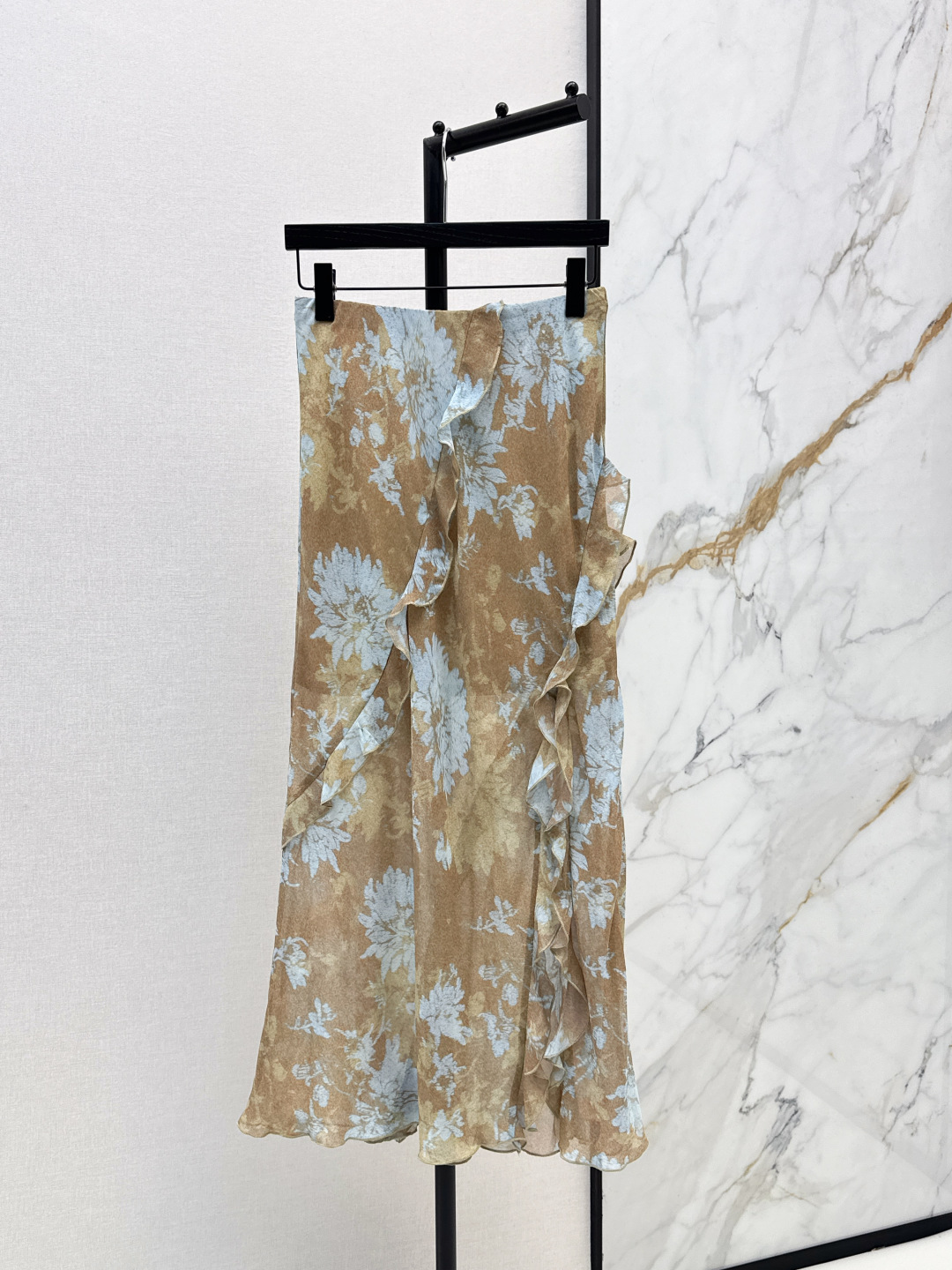 NO:840698,Fashionable niche design 26Ss————The latest caramel blue smudged ruffle skirt for spring and summer is based on gentle caramel brown and smudged with clear gray-blue ink flowers. It comes with a hazy soft focus filter like a smudged retro oil painting, which directly fills the atmosphere. One color ready for sale smlxl,,skirts,19860909时髦小众设计 26Ss—————春夏最新款焦糖蓝调晕染荷叶边半裙以温柔的焦糖棕为基底,晕染着清透的灰蓝色水墨花卉 自带朦胧柔焦滤镜 像一幅晕染开的复古油画 氛围感直接拉满 一色现货发售smlxl,,skirts,,Women's clothing