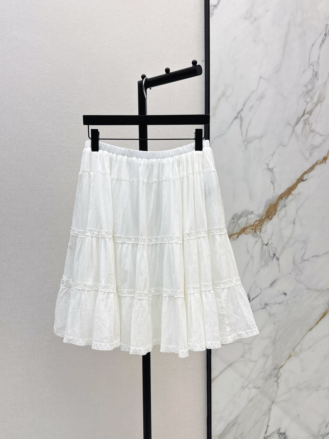 NO:840702,Fashionable niche design 26Ss————The latest spliced ​​lace white cake skirt for spring and summer has a girly and sweet element. It is easy to create a pure Lolita style look. The skirt is superimposed and has a fluffy three-dimensional silhouette. Layers of lace ruffles. It is light and agile when walking. The girly feeling is directly full. Two colors are available for sale smlxl,,skirts,19860909时髦小众设计 26Ss————春夏最新款拼接花边白色蛋糕半裙自带少女感满满的甜美元素 轻松打造纯欲洛丽塔风造型 裙摆叠加设计 自带蓬松立体的廓形 层层蕾丝荷叶边 走动时轻盈灵动 少女感直接拉满 两色现货发售smlxl,,skirts,,Women's clothing