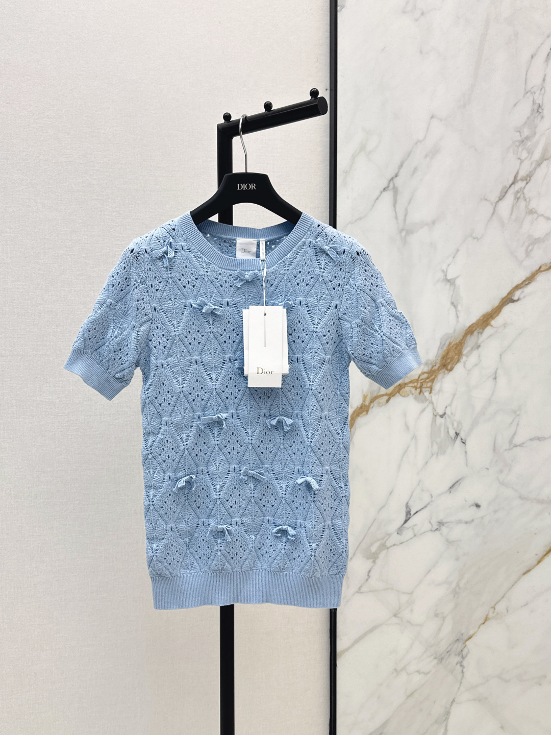 NO:840710,CD 26Ss————The latest three-dimensional bow for spring and summer. Diamond hollow round neck knitted short-sleeved three-dimensional bow + diamond hollow. Sweet, cool and high-end. The diamond hollow design is looming. It is visually slimming but not bloated. The round neck design modifies the neck line, revealing the delicate collarbone and matching with a thin necklace to make it more noble. The three-dimensional bow is handmade from ribbons imported from France. Two colors are available for sale now: sml, T-shirt, necklace,19860909CD 26Ss————春夏最新款立体蝴蝶结菱格镂空圆领针织短袖立体蝴蝶结+菱格镂空 甜酷又高级 菱格镂空设计若隐若现 视觉上显瘦不臃肿圆领设计修饰颈部线条 露出精致锁骨搭配细项链更显贵气 立体蝴蝶结由法国进口丝带手工制作 两色现货发售sml,,T-shirt,necklace,,Women's clothing