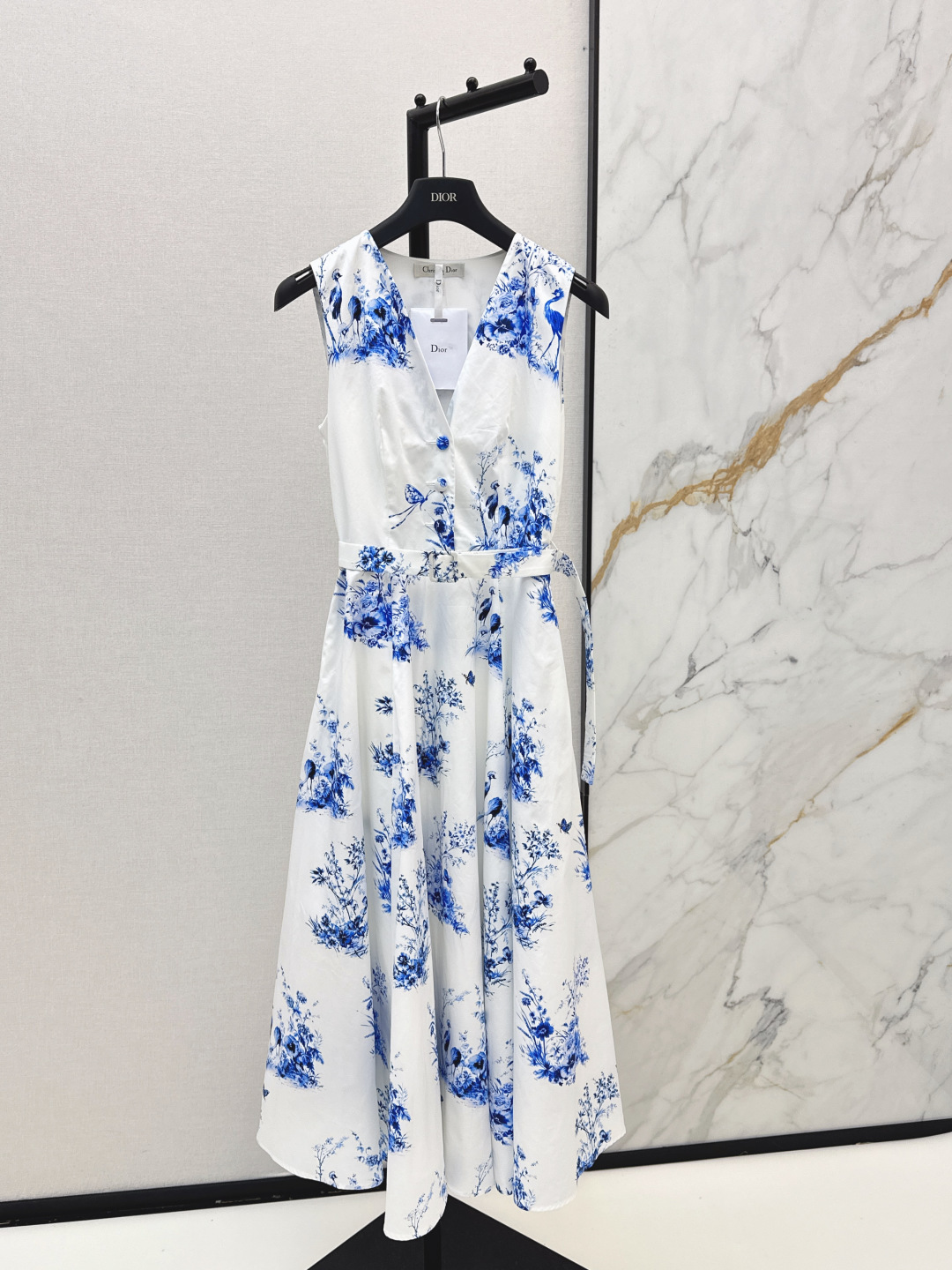 NO:840683,CD 26Ss————The latest garden world series oriental aesthetic sleeveless dress for spring and summer. The blue and white color blue and white porcelain flower and bird flower print is full of romantic literary atmosphere. The whole skirt is made of large materials and has a full three-dimensional sense. The belt waist design is very eye-catching. It can be easily controlled for daily commuting and vacation. A must-have artifact for white and rich beauty. One color ready for sale smlxl,,skirts,19860909CD 26Ss————春夏最新款花园世界系列东方美学无袖连衣裙 蓝白配色青花瓷花鸟花卉印花浪漫文艺氛围感满满 整个裙摆用料很大 立体感十足 搭配腰带收腰设计非常吸睛 日常通勤度假都能轻松驾驭 白富美必备神器 一色现货发售smlxl,,skirts,,Women's clothing