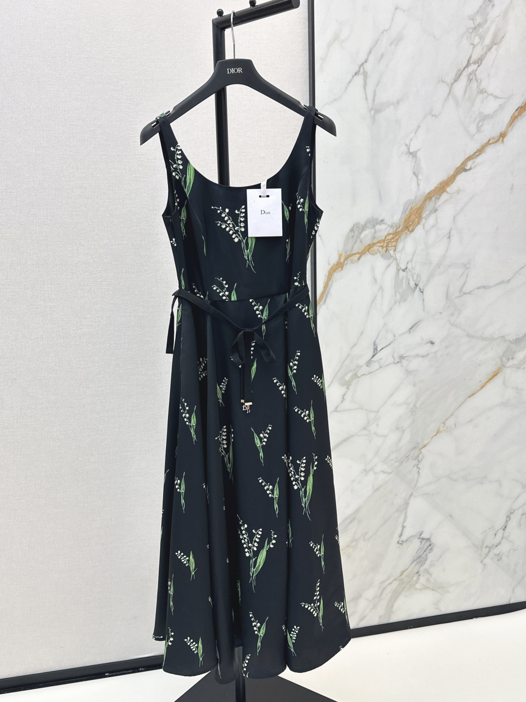 NO:840687,CD 26Ss————The latest spring and summer lily of the valley print suspender dress, mid-length A-line large skirt, smooth and elegant lines, high tolerance, fresh and elegant printing pattern, full of elegant and romantic atmosphere, light and smooth satin fabric, scattered lily of the valley print is the finishing touch, light green branches and leaves with milky white flowers, fresh and elegant French light and mature commuting style, French elegance and oriental gentleness are just right. Two colors are available for sale smlxl,,skirts,19860909CD 26Ss————春夏最新款铃兰花印花吊带连衣裙 中长A字大裙摆 线条流畅飘逸包容度极高 清新淡雅的印花图案优雅浪漫氛围感拉满 缎面面料轻盈柔滑 散落的铃兰印花是点睛之笔 淡绿色枝叶搭配奶白小花 清新又雅致法式轻熟通勤风 把法式优雅和东方温婉揉得恰到好处 两色现货发售smlxl,,skirts,,Women's clothing