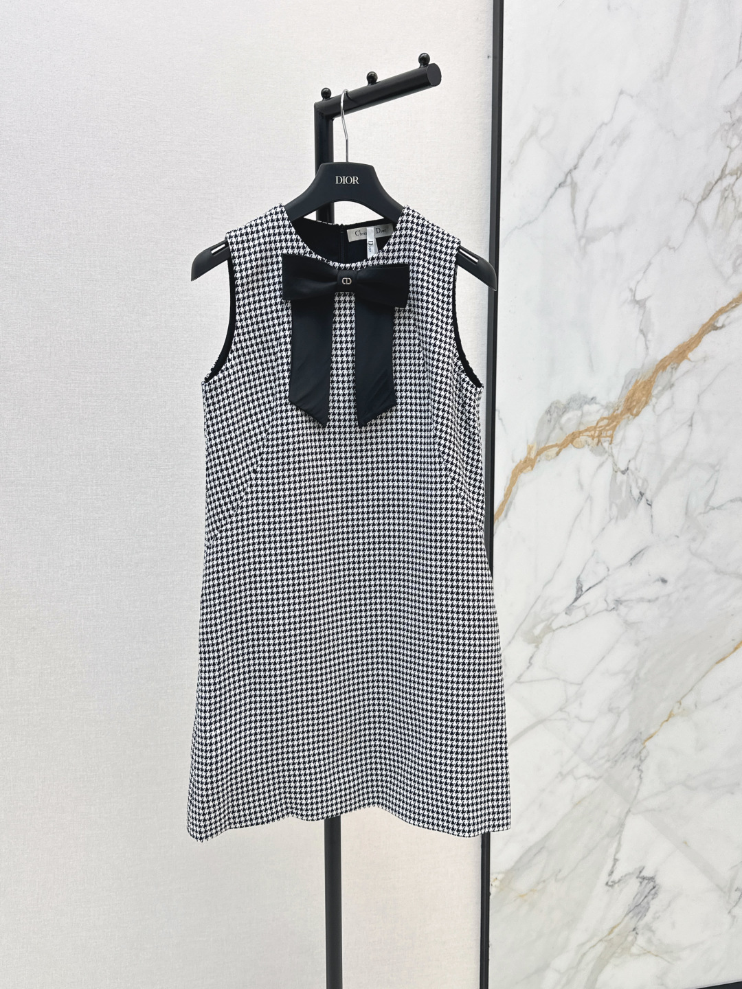NO:840695,CD 26Ss————The latest French lady style classic black and white houndstooth sleeveless waist long dress for spring and summer. It is both intellectual and noble. The customized textured houndstooth fabric is very high-end. The neckline is matched with a black bow to show its elegance. The A-line loose version is super slim and is very tolerant to the body. It can be easily used in daily or formal occasions. One color ready for sale smlxl,,skirts,19860909CD 26Ss————春夏最新款法式名媛风经典黑白千鸟格无袖收腰长款连衣裙 是兼具知性与贵气 定制肌理感千鸟格面料很高级 领口搭配黑色蝴蝶结尽显优雅气质 A字宽松版型超显瘦 对身材包容度极高 日常或正式场合都能轻松驾驭 一色现货发售smlxl,,skirts,,Women's clothing