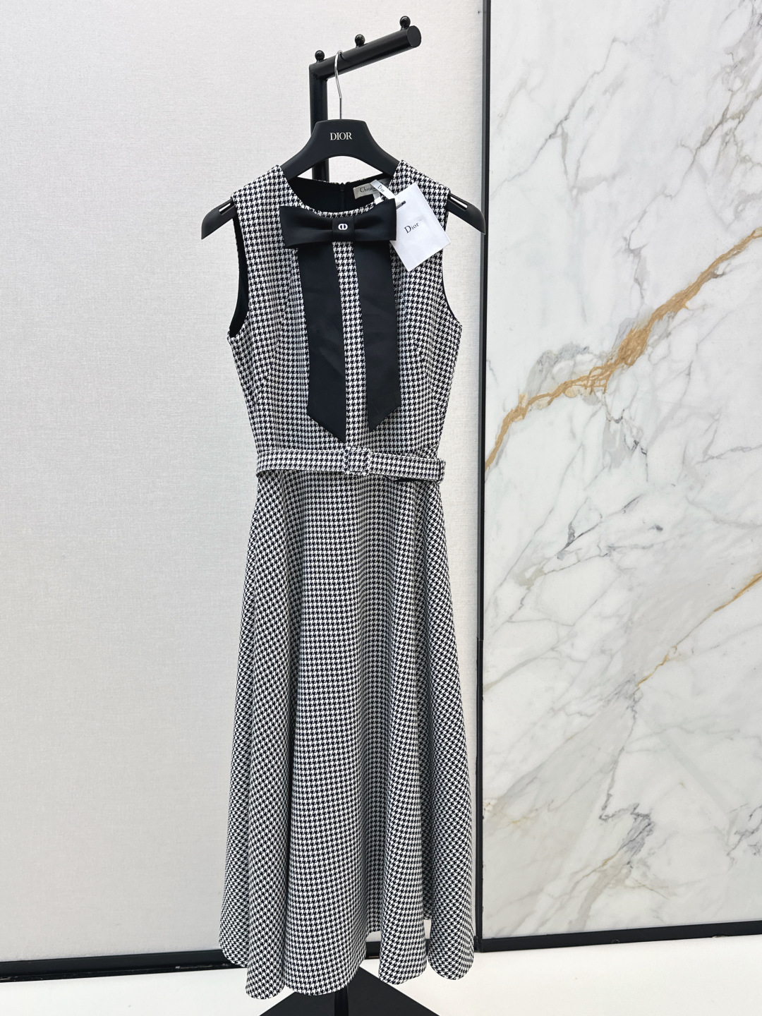 NO:840699,CD 26Ss————The latest spring and summer French lady style classic black and white houndstooth sleeveless waist long dress. It is both intellectual and noble. The customized textured houndstooth fabric is very high-end. The neckline is matched with a black bow to show elegance. The sleeveless design + waist cut A-line skirt shows off the figure. It can be easily worn in daily or formal occasions. One color ready for sale smlxl,,skirts,19860909CD 26Ss————春夏最新款法式名媛风经典黑白千鸟格无袖收腰长款连衣裙 是兼具知性与贵气 定制肌理感千鸟格面料很高级 领口搭配黑色蝴蝶结尽显优雅气质 无袖设计+收腰剪裁 A字裙摆超显身材 日常或正式场合都能轻松驾驭 一色现货发售smlxl,,skirts,,Women's clothing