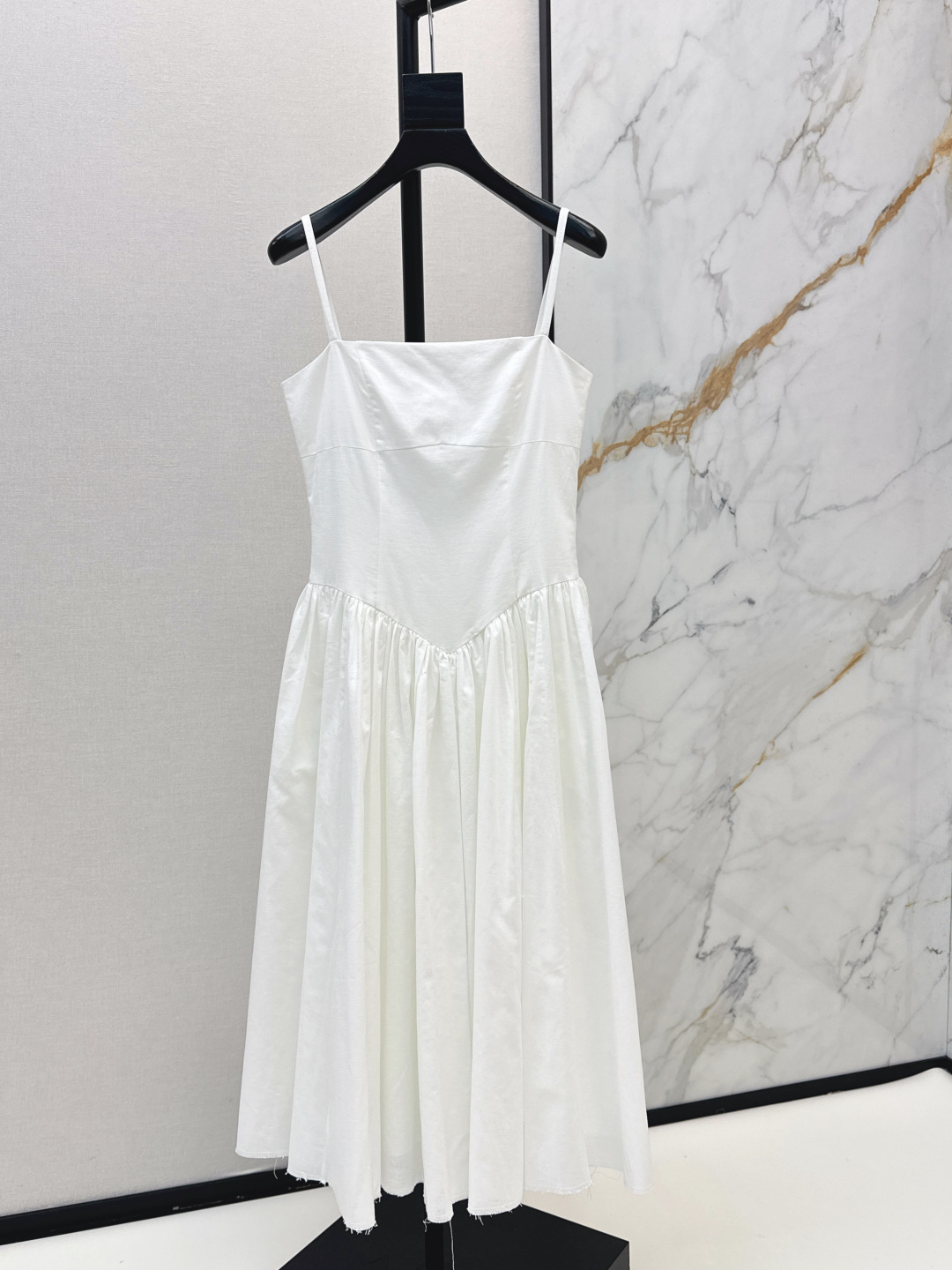 NO:840703,Fashionable niche design 26Ss————The latest pleated backless cotton and linen dress for spring and summer, strapless top and spaghetti strap design, bow element on the back, waist-cinching wide skirt cut, the upper body can easily create a French elegant atmosphere, full of romantic and retro feeling. Two colors are available for sale sml,,skirts,19860909时髦小众设计 26Ss————春夏最新款褶裥露背棉麻连衣裙上身抹胸细肩带设计 后背蝴蝶结元素 收腰阔裙摆剪裁 上身轻松打造法式优雅氛围感浪漫复古感满满 两色现货发售sml,,skirts,,Women's clothing
