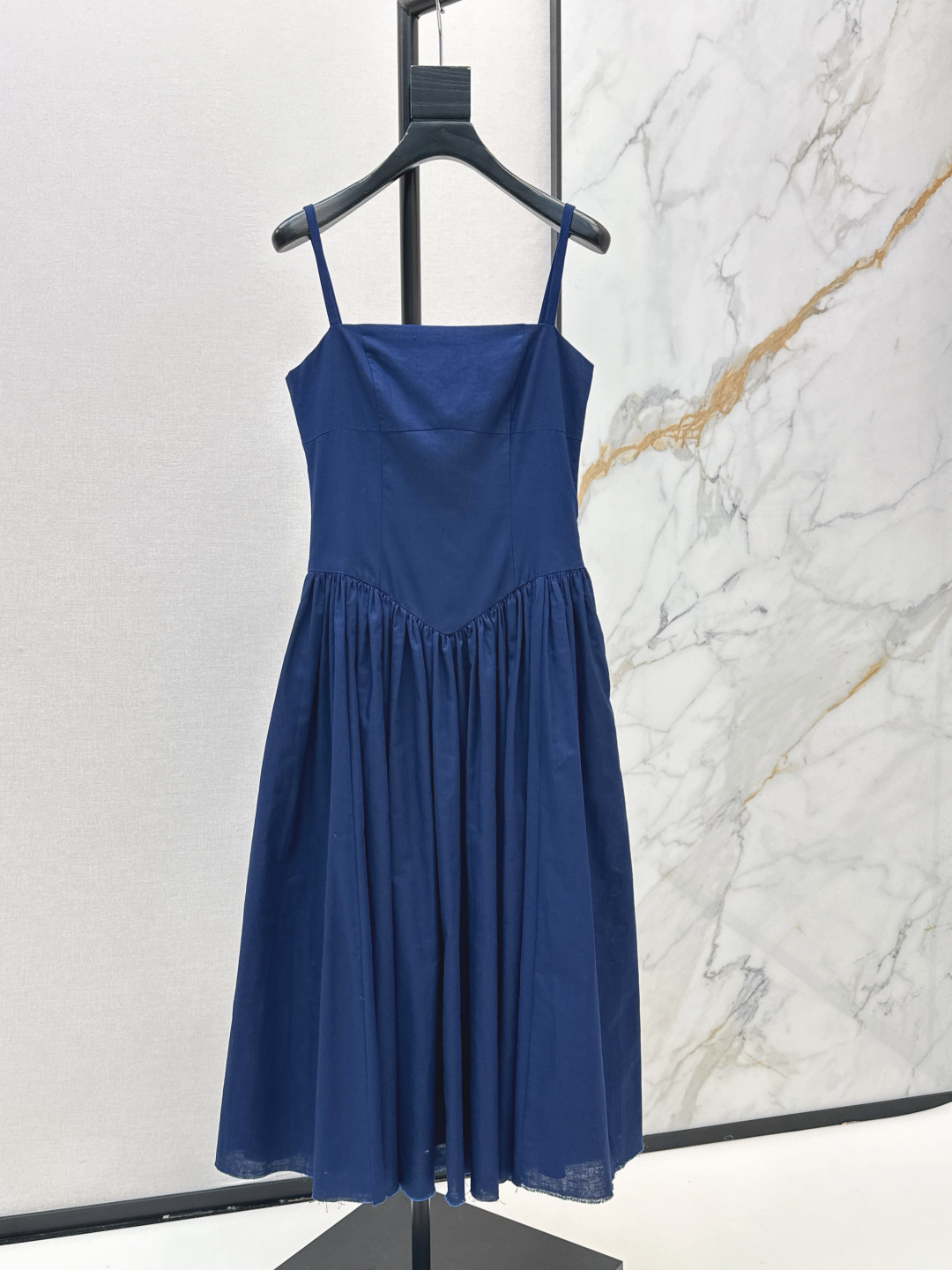 NO:840707,Fashionable niche design 26Ss————The latest pleated backless cotton and linen dress for spring and summer, strapless top and spaghetti strap design, bow element on the back, waist-cinching wide skirt cut, the upper body can easily create a French elegant atmosphere, full of romantic and retro feeling. Two colors are available for sale sml,,skirts,19860909时髦小众设计 26Ss————春夏最新款褶裥露背棉麻连衣裙上身抹胸细肩带设计 后背蝴蝶结元素 收腰阔裙摆剪裁 上身轻松打造法式优雅氛围感浪漫复古感满满 两色现货发售sml,,skirts,,Women's clothing