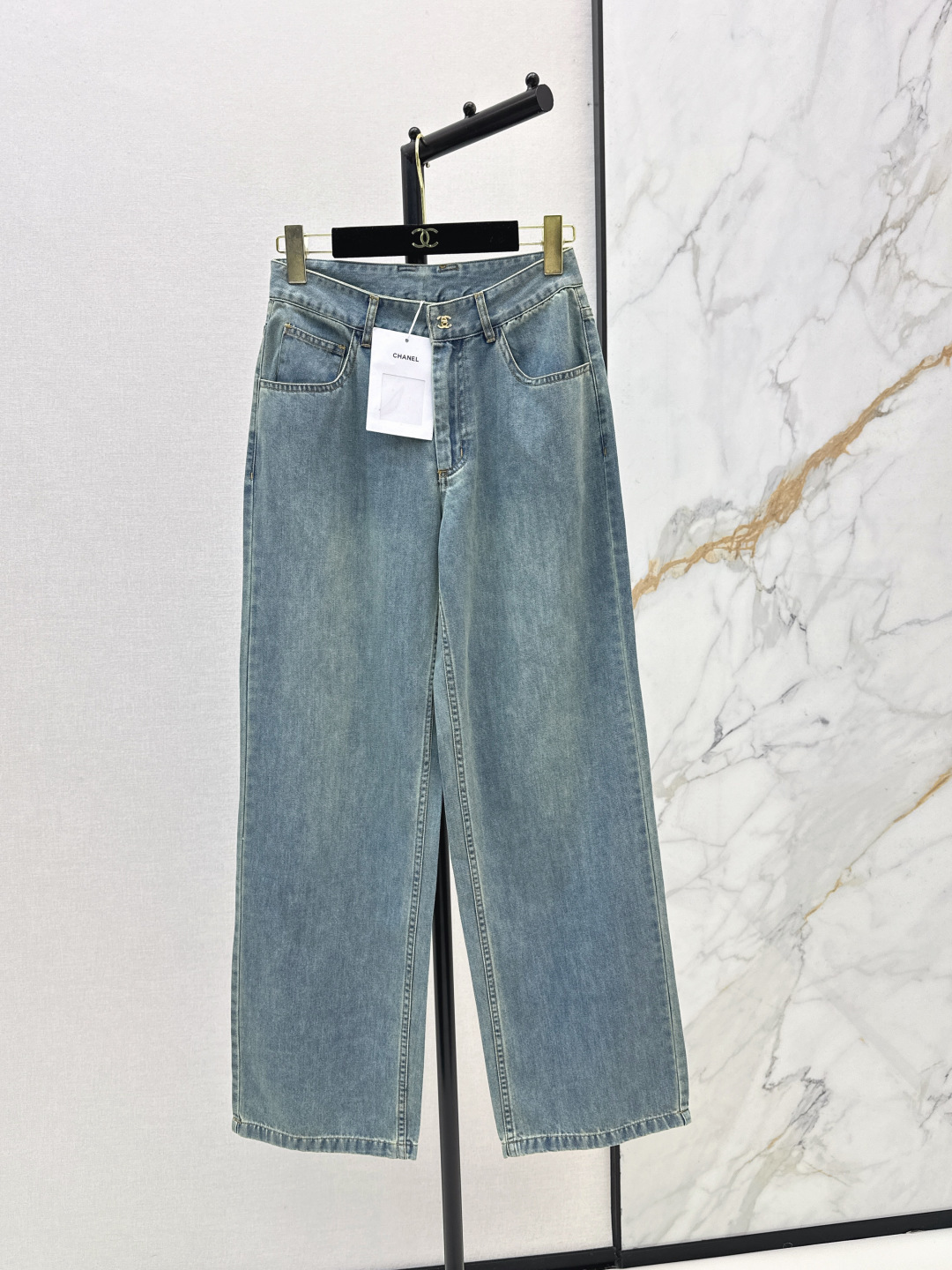 NO:840711,Recommended single items: C home 26Ss————The latest Coco girl straight-leg jeans in spring and summer, Bai Fumei, a must-have stacking artifact. Customized heavy-duty three-dimensional double C pockets. Retro enzyme washing process. Classic straight-leg pants with an awesome proportion of upper body and leg length. Sweet and cool celebrity style with fashionable items. Nostalgic enzyme washed denim fabric. Three colors ready for sale sml,,chanel,jeans,19860909爆单款推荐 C家 26Ss————春夏最新款coco女孩直筒牛仔裤白富美必入叠搭神器 定制重工立体双C口袋 复古酵素洗水工艺 经典直筒裤型上身腿长比例超赞 甜酷名媛风搭配时髦单品 怀旧酵素洗水牛仔面料 三色现货发售sml,,chanel,jeans,,Women's clothing