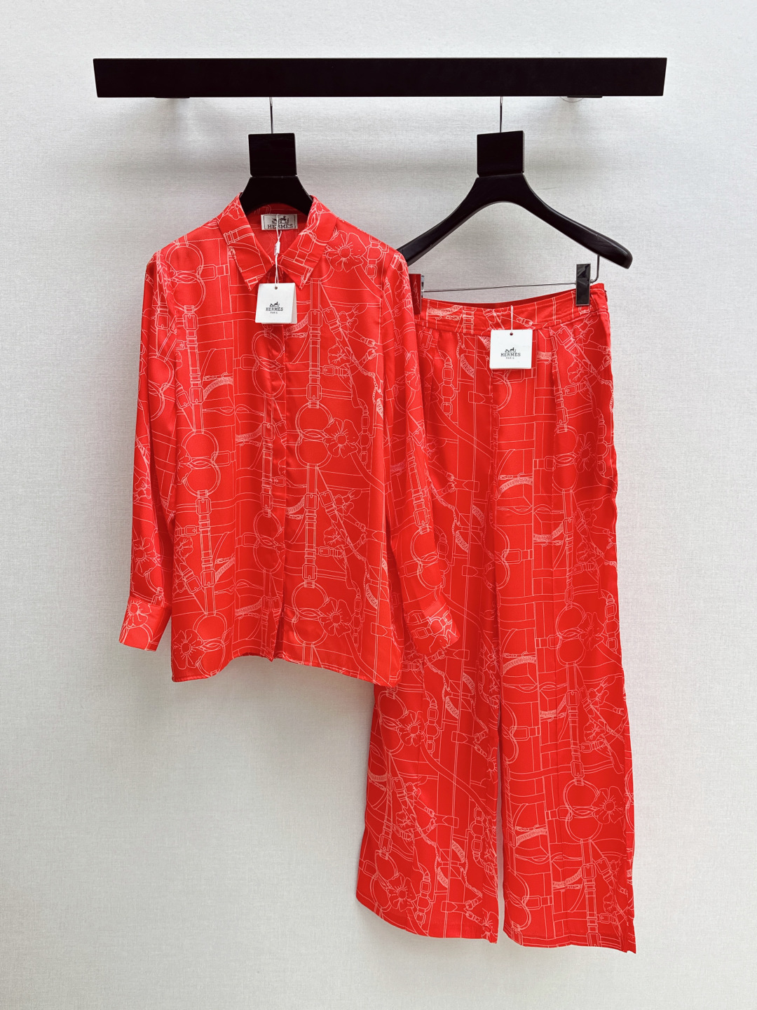 NO:841348,Shirt, trousers Her 26Ss————The latest printed silk suit for spring and summer, 100% silk fabric, retro and fashionable, low-key temperament and luxurious and high-end. The version is versatile and not picky. Customized technical fabric. The quality of workmanship depends on the details. White and rich beauty must buy. Developed in one color. Ready for sale smlxl,,real silk,19860909衬衣 长裤 Her 26Ss————春夏最新款印花真丝套装百分百真丝面料 复古时髦 低调气质又奢华高级 版型百搭不挑人 定制科技面料 做工品质看细节 白富美必入 一色分开发 现货发售smlxl,,real silk,,Women's clothing