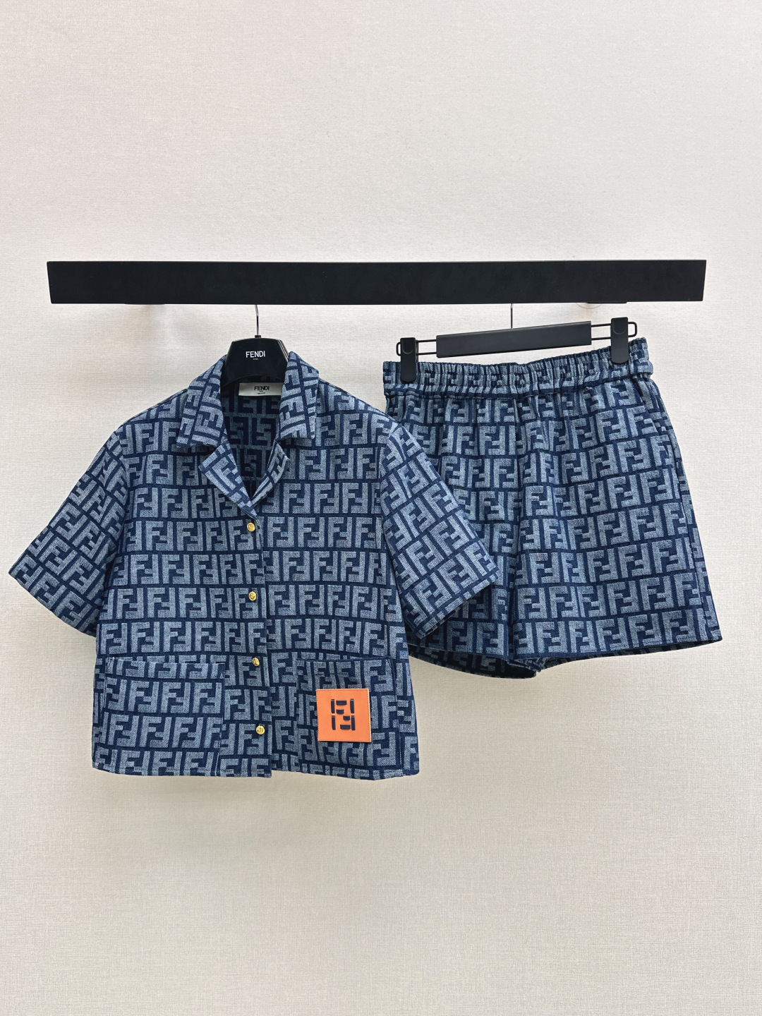 NO:841311,FD 26Ss————The latest spring and summer double F denim suit is produced in a high version~Super fashionable. The upper body is cool and sassy. The texture is fine and the cotton feels natural. It has a sinewy feel. It is super beautiful. The details are super well made. The first set. One color ready for sale sml,,19860909FD 26Ss————春夏最新款双F牛仔套装高版出品～超时髦 上身又酷又飒爽 纹理细腻棉感自然 有筋骨感 超级漂亮 细节做工超级好 一套初 一色现货发售sml,,,Women's clothing