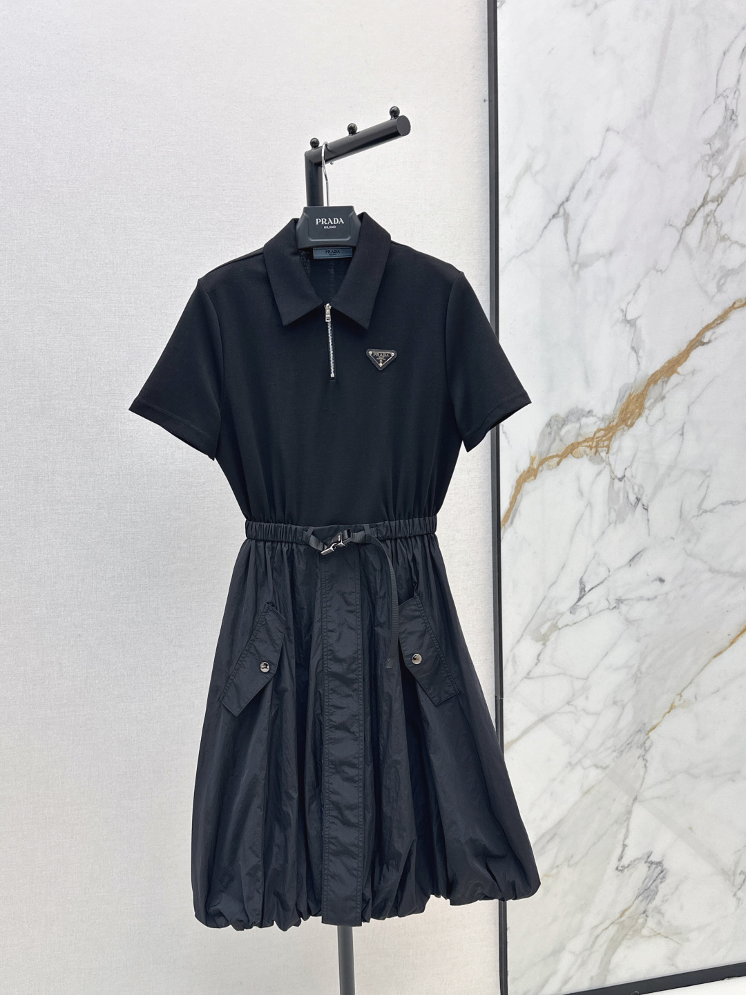 NO:841316,PD 26Ss————The latest spliced ​​nylon design long dress in spring and summer, classic design. The upper body is exquisite and capable. It can be matched easily. The customized imported fabric is crisp and stylish. It has a full sense of luxury. Two colors are available for sale sml,,skirts,19860909PD 26Ss————春夏最新款拼接尼龙设计长款连衣裙经典款设计 上身精致又干练得体 搭配起来随心应手 定制的进口面料挺括有型 满满的高级感 两色现货发售sml,,skirts,,Women's clothing