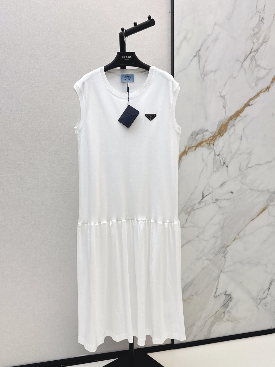 NO:841328,PD 26Ss————The latest spring and summer sleeveless splicing dress with triangle logo. Basic round neck sleeveless design. Modifies the neck line and exposes the collarbone, which makes it sexy. The upper part is straight + the lower part is spliced ​​with ruffled skirt. It is tolerant of the waist, abdomen and crotch lines. It looks slim and hides the flesh. Two colors are available for sale sml,,skirts,19860909PD 26Ss————春夏最新款三角标无袖拼接连衣裙 基础圆领无袖设计 修饰脖颈线条 露出锁骨自带小性感 上半部分直筒+下半部分拼接荷叶边裙摆 对腰腹胯部线条包容度拉满 显瘦又藏肉 两色现货发售sml,,skirts,,Women's clothing