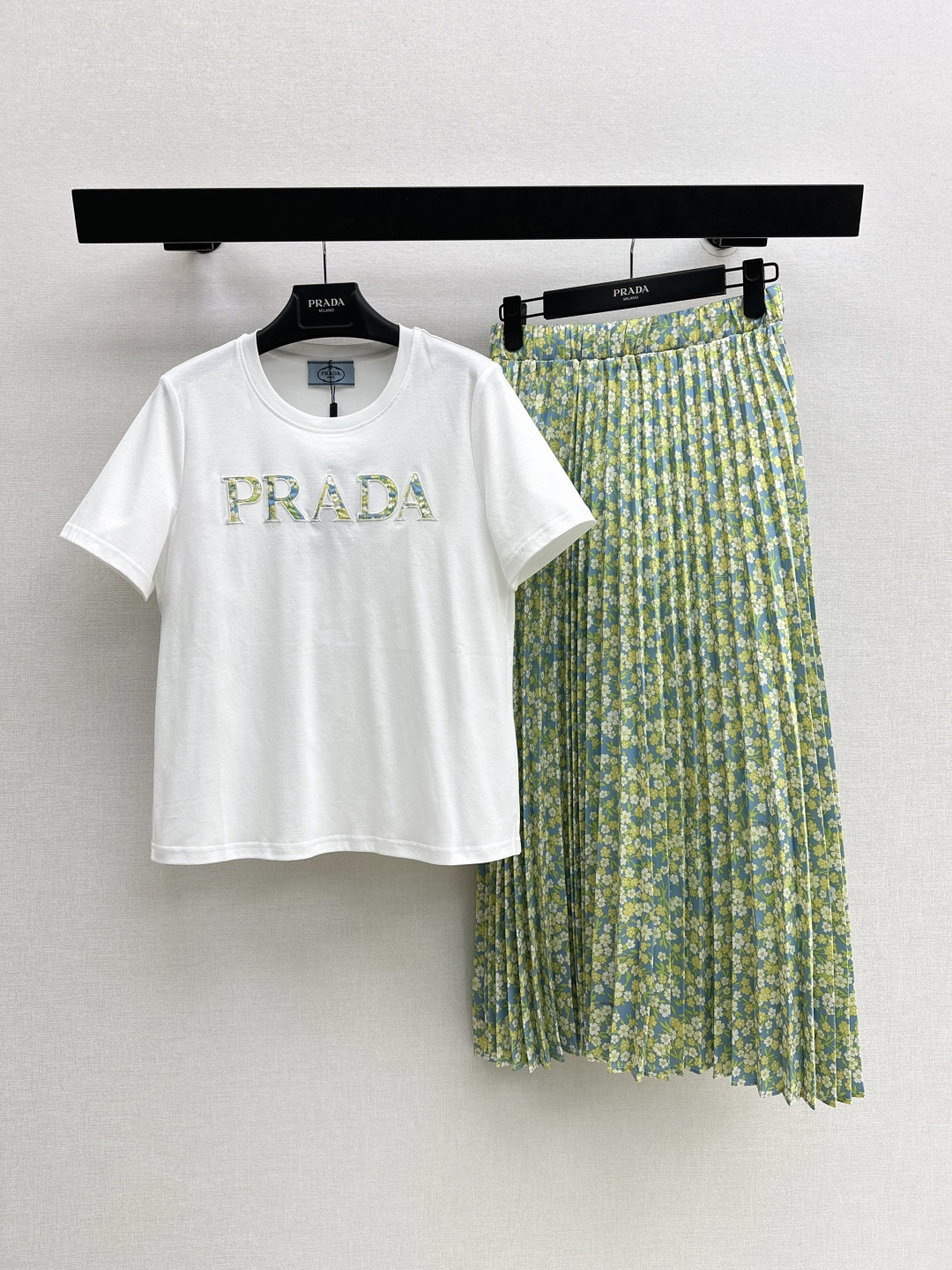 NO:841333,PD 26Ss - the latest floral T-shirt + pleated skirt suit for spring and summer. The complete set is sold. The letter splicing of the T-shirt perfectly echoes the floral fabric of the skirt. The details are exquisite, making the basic suit extraordinary. The complete set design does not need to worry about matching. You can go out in one set. Suitable for various occasions. It saves time and looks good. One set is available. SML, skirts, tees, t-shirt,19860909PD 26Ss———春夏最新款碎花T恤+百褶半裙套装 整套出售 T恤的字母拼接与半裙的碎花面料完美呼应 细节处见精致 让基础款套装也变得不普通 成套设计不用费心搭配 直接一套穿就能出门 适配各种场合 省时又好看 一套出 一色现货发售sml,,skirts,tees，t-shirt,,Women's clothing