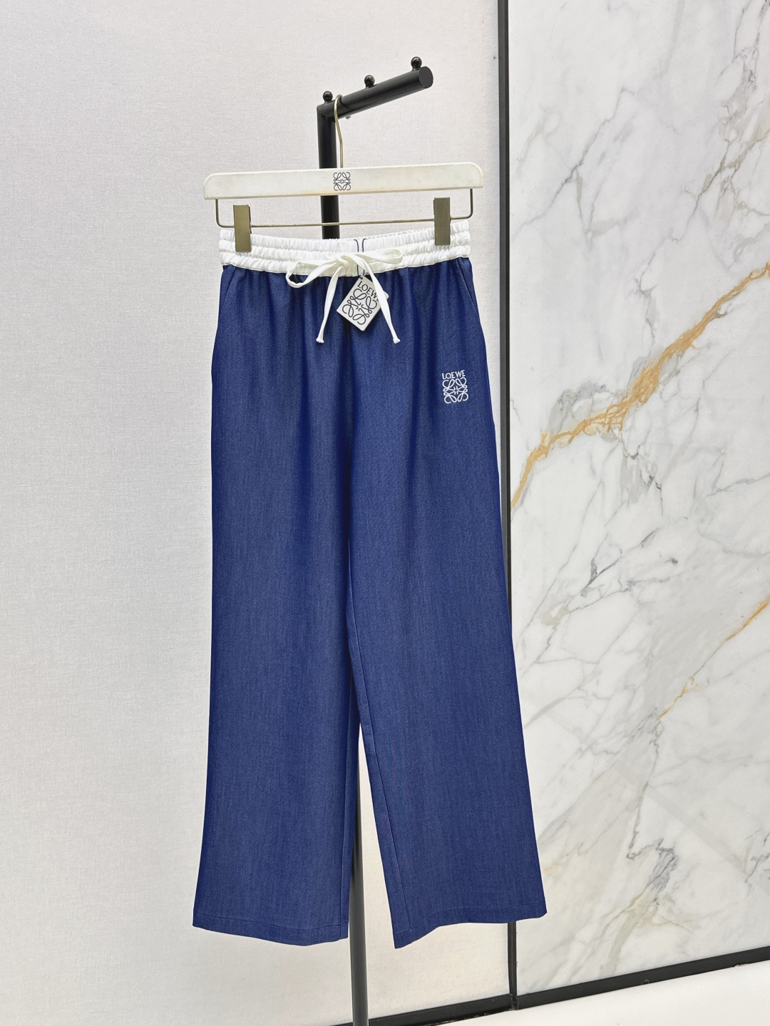 NO:841344,Loe 26Ss————The latest spring and summer Tencel denim wide-leg casual pants. Contrasting off-white elastic waist + drawstring design adds a sense of layering and casualness. The iconic embroidered logo on the side of the trouser legs is low-key and recognizable. It has a big-brand texture. It is unobtrusive but very noble. The loose straight pants are friendly to both small and tall people. Two colors are available for sale sml,, loewe,19860909Loe 26Ss————春夏最新款天丝牛仔感阔腿休闲裤 撞色米白松紧腰+抽绳设计 增加了层次感和休闲感 裤腿侧的标志性刺绣logo 低调又有辨识度 自带大牌质感 不张扬却很显贵 宽松直筒裤长对小个子和高个子都友好 两色现货发售sml,,loewe,,Women's clothing