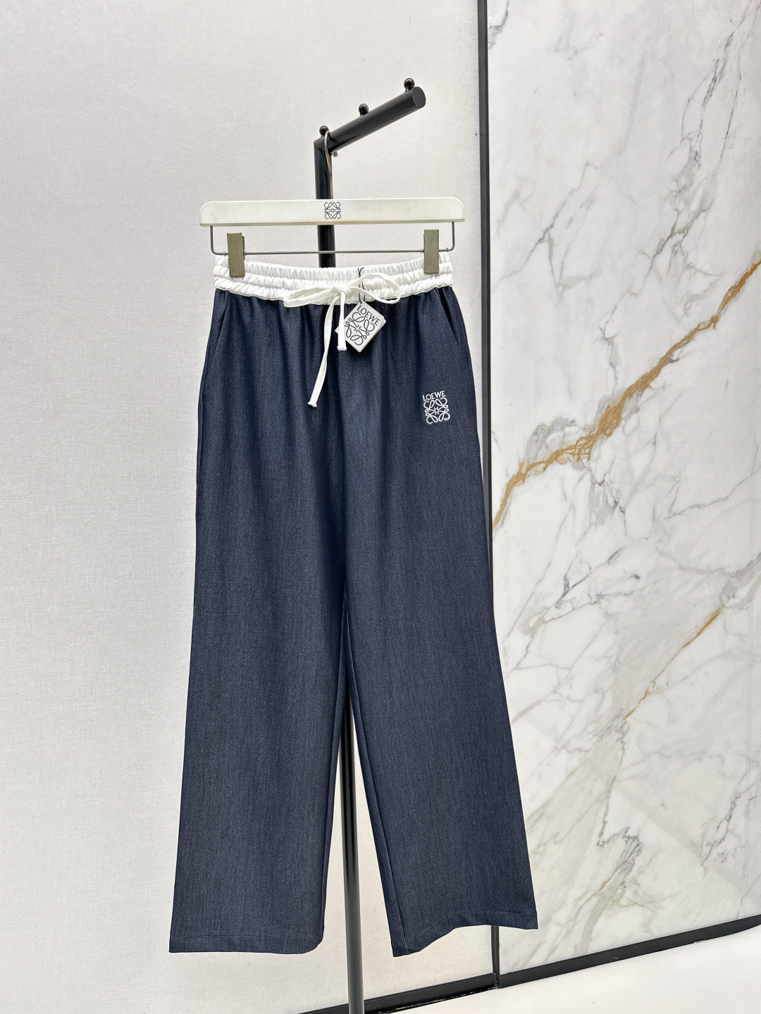 NO:841349,Loe 26Ss————The latest spring and summer Tencel denim wide-leg casual pants. Contrasting off-white elastic waist + drawstring design adds a sense of layering and casualness. The iconic embroidered logo on the side of the trouser legs is low-key and recognizable. It has a big-brand texture. It is unobtrusive but very noble. The loose straight pants are friendly to both small and tall people. Two colors are available for sale sml,, loewe,19860909Loe 26Ss————春夏最新款天丝牛仔感阔腿休闲裤 撞色米白松紧腰+抽绳设计 增加了层次感和休闲感 裤腿侧的标志性刺绣logo 低调又有辨识度 自带大牌质感 不张扬却很显贵 宽松直筒裤长对小个子和高个子都友好 两色现货发售sml,,loewe,,Women's clothing