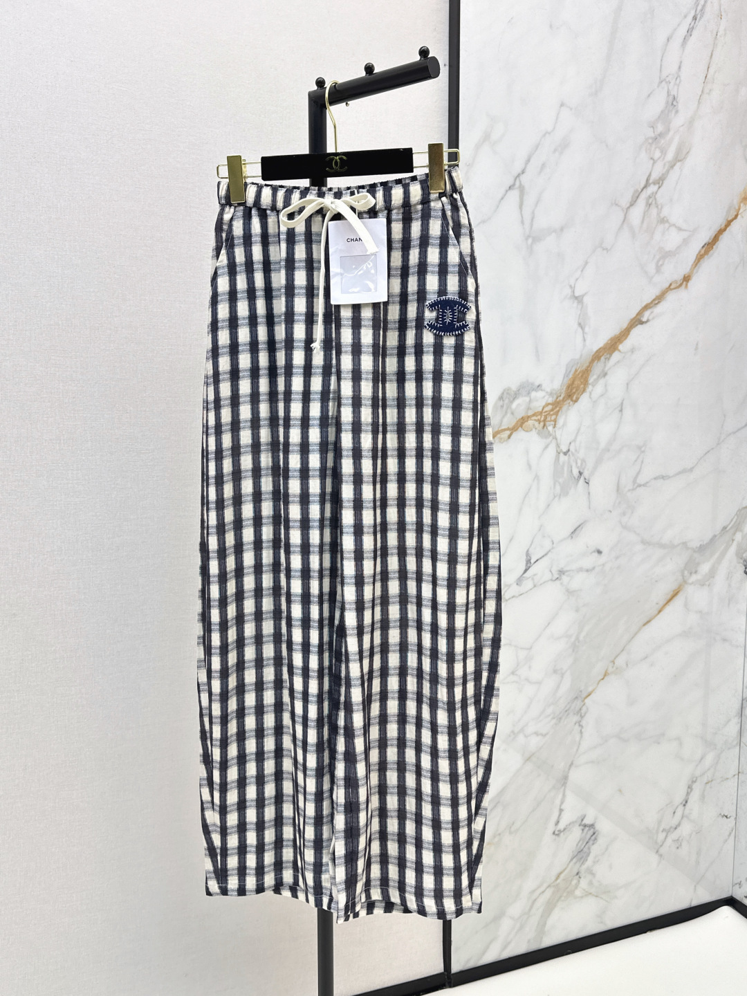 NO:841353,C Home 26Ss - the latest linen plaid wide-leg scimitar pants for spring and summer. The linen blended fabric is breathable and sweat-absorbent and has a cool feeling. It is refreshing and not sweaty in summer. The natural texture brings a lazy atmosphere. High-waisted elastic waist + wide-leg straight design. It does not pick the figure or the leg shape. It can easily cover the flesh. Pear-shaped body can also wear straight comic legs. One color ready for sale sml,,chanel,19860909C家 26Ss———春夏最新款亚麻格纹阔腿弯刀裤 亚麻混纺面料透气吸汗 自带凉感 夏天穿也清爽不闷汗 天然肌理感自带慵懒氛围 高腰松紧腰+阔腿直筒设计 不挑身材不挑腿型 轻松遮住肉肉 梨形身材也能穿出直筒漫画腿 一色现货发售sml,,chanel,,Women's clothing