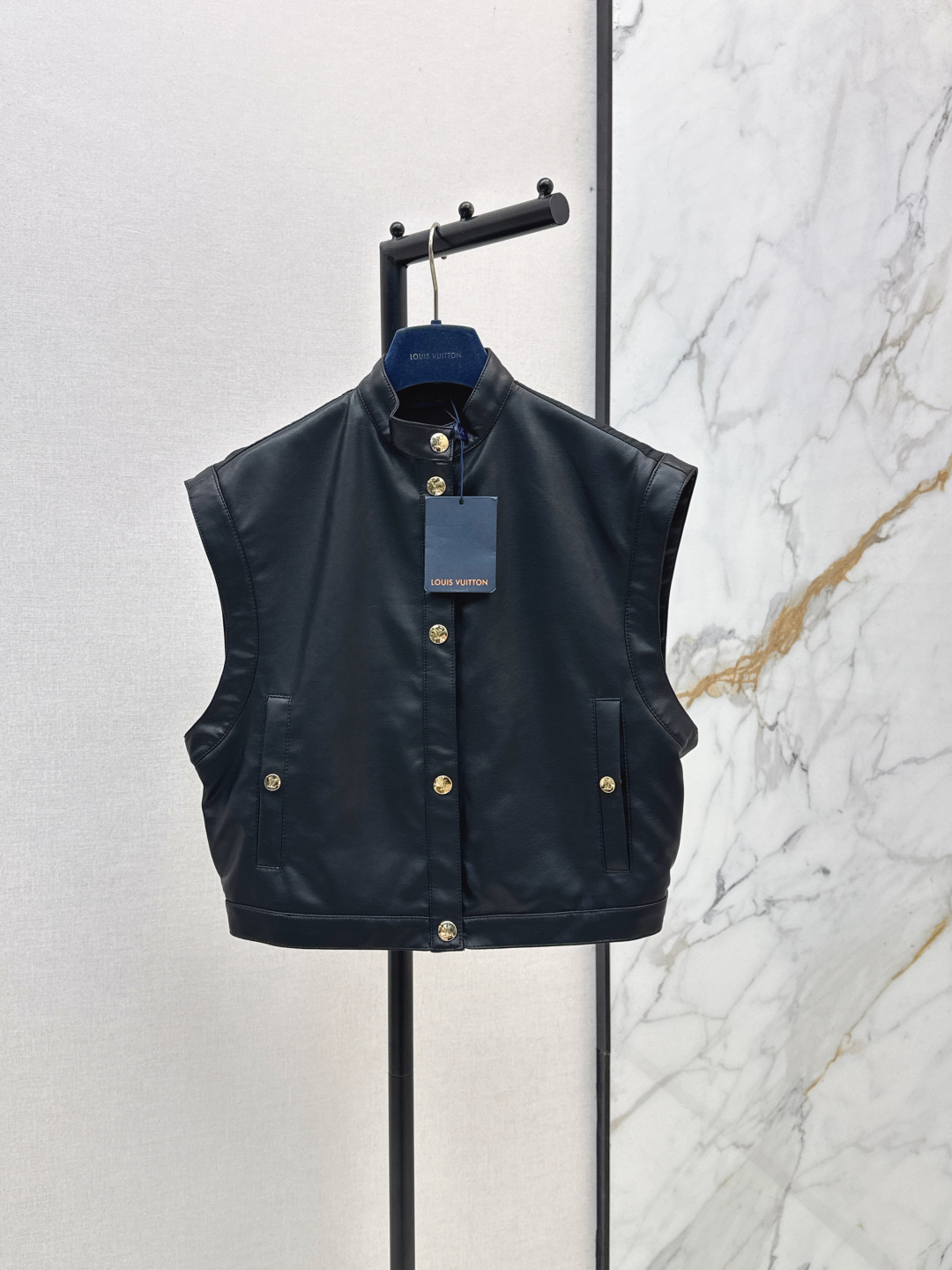 NO:841357,L Family 26Ss————The latest PU leather spliced ​​stand-collar vest for spring and summer is fashionable and handsome. Very unique taste and personality. The classic version design is simple and elegant. The unique craftsmanship adds a touch of refinement and delicacy. One color ready for sale smlxl,, louis vuitton,19860909L家 26Ss————春夏最新款PU皮拼接立领马甲时尚帅气 很独特的品味与个性经典款版型设计简洁而优雅 独特的工艺 多了一份精致与细腻 一色现货发售smlxl,,louis vuitton,,Women's clothing
