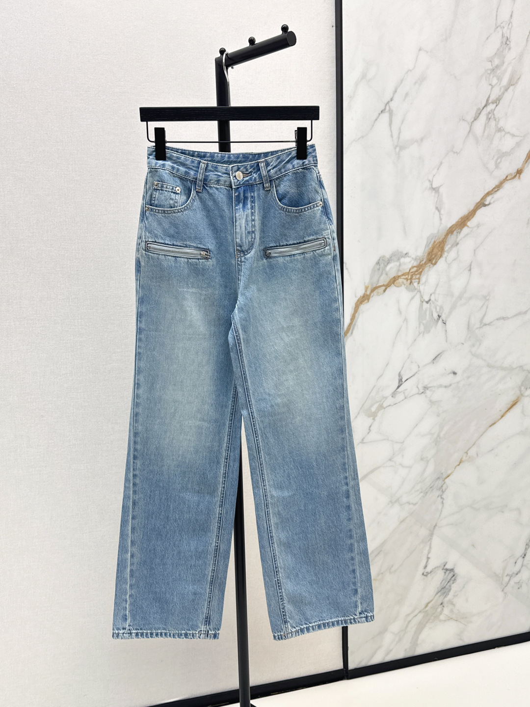 NO:841361,AW 26Ss————The latest straight-leg jeans in early spring. The whole piece is three-dimensional. It is all-round and refined to be worn by celebrities. The upper body is super covered and the legs are slim. It is a great item to match. It is simple. It can be worn with a refreshing and fashionable sense of high-end. It is elegant and fashionable in daily life. It is versatile. The color is very beautiful. The fabric is high-end and texture. A must-have for dates and shopping. One color ready for sale smlxlxxl,,jeans,19860909AW 26Ss————早春最新款直筒牛仔裤 整件立体剪裁 全方位精致做明星穿搭 上身超级遮肉显瘦 超拉腿部比例 巨好搭配的单品 简简单单 穿出清爽时髦的高级感 日常优雅又时髦巨百搭 颜色很好看 面料高级又有质感 约会逛街必备 一色现货发售smlxlxxl,,jeans,,Women's clothing