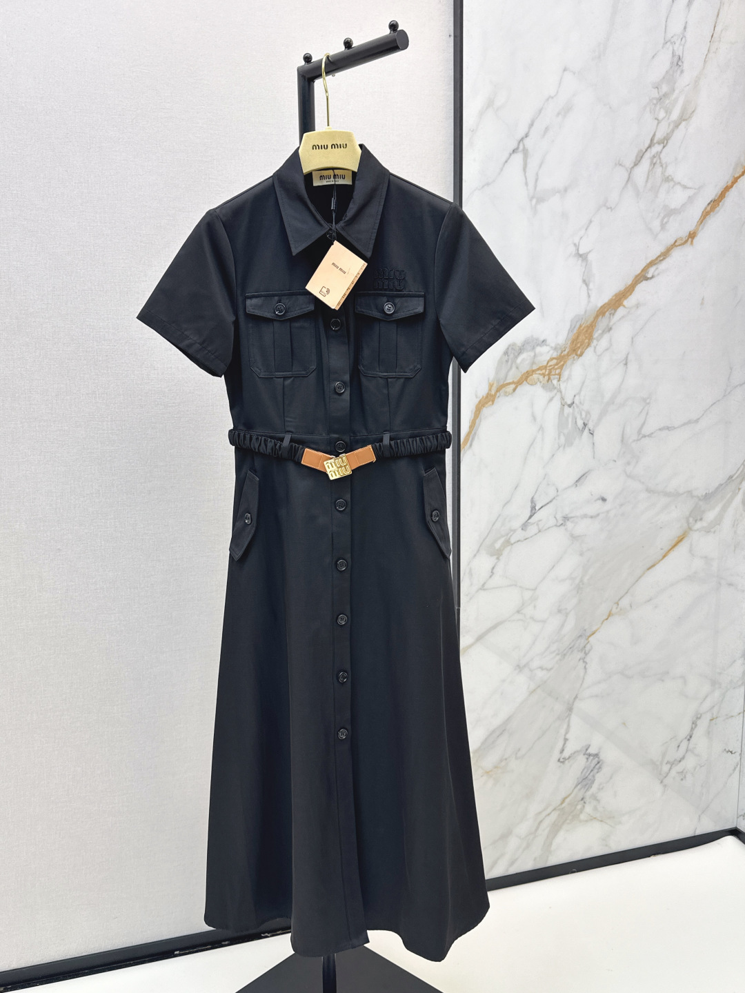 NO:841365,Miu 26Ss————The latest spring and summer long lapel dress decorated with leather buttons. Classic design. The upper body is exquisite and capable. Easy to match. Customized imported fabrics are crisp and stylish. Full of high-end. Two colors available for sale sml,,miumiu,skirts,19860909Miu 26Ss————春夏最新款皮扣装饰长款翻领连衣裙 经典款设计 上身精致又干练得体 搭配起来随心应手 定制的进口面料挺括有型 满满的高级感 两色现货发售sml,,miumiu,skirts,,Women's clothing