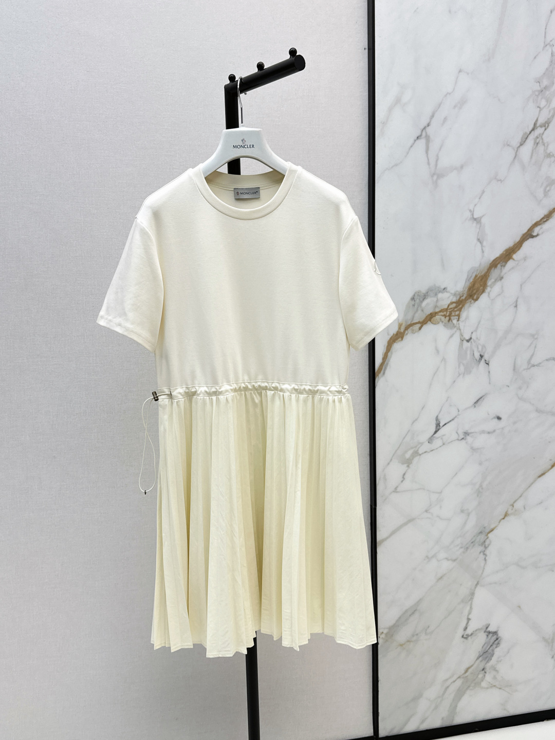 NO:841369,Mc 26Ss————The latest splicing design hem pleated dress for spring and summer. Basic T-shirt version + pleated skirt. The pleated skirt has a sense of elegance when walking. The small logo on the long cuffs that hides the flesh and shows the legs is low-key and textured. It perfectly combines comfort, leisure and girly feeling. The drawstring at the waist can be adjusted freely to easily create a high waistline. Optimize the body proportions. Small people can also wear it to make them look taller. Two colors are available for sale now: sml, skirts, tees, t-shirt,19860909Mc 26Ss————春夏最新款拼接设计下摆压褶连衣裙 基础T恤版型+百褶裙摆 百褶裙摆走路自带飘逸感 藏肉又显腿长袖口的小标低调又有质感 把舒适休闲和少女感结合得恰到好处 腰部抽绳可自由调节 轻松打造高腰线 优化身材比例 小个子也能穿出显高效果 两色现货发售sml,,skirts,tees，t-shirt,,Women's clothing