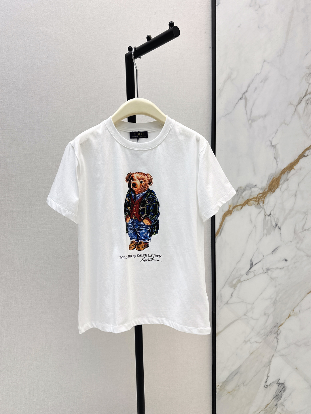 NO:841386,RL 26Ss————The latest casual T-shirt with American bear pattern in early spring. It is very dense and feels super good. It is really a hard-working one. The details are perfect. The regular version. The upper body is not picky at all. It is simple and generous. It instantly enhances the temperament. One color ready for sale, sml, tees, t-shirt,19860909RL 26Ss————早春最新款美式小熊图案休闲T恤 密度很高手感超好 真的费劲心血的一款 细节完美 常规版型 上身完全不挑人简单大方 瞬间提升气质 一色现货发售sml,,tees，t-shirt,,Women's clothing