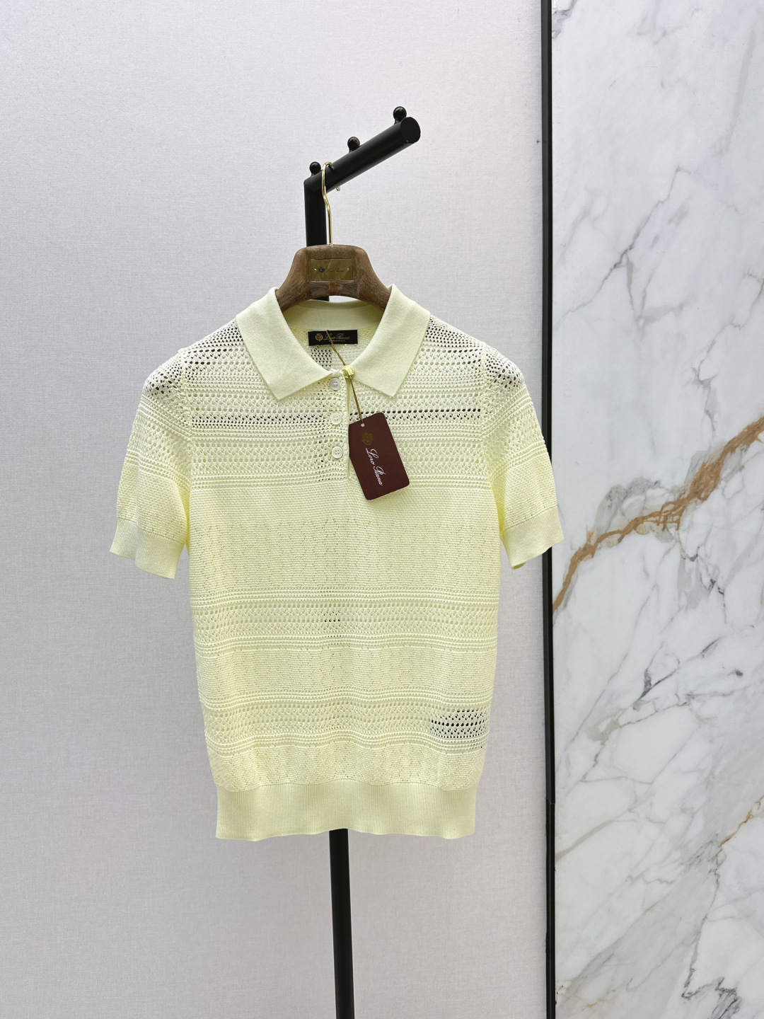NO:841391,255L 26Ss————The latest hollow lapel sweater in early spring, custom-woven and dyed cashmere yarn, delicate and soft, the color restoration is super beautiful, it fully interprets the high-end sense of old money style, low-key luxury, and every part reveals the sense of high-end. Two colors are available for sale sml,, loro piana,19860909255L 26Ss———早春最新款镂空翻领针织衫定织定染羊绒纱线 细腻柔软 颜色还原超级美哦 把老钱风的高级感演绎得淋漓尽致 低调奢华 每一处都透露着高级感 两色现货发售sml,,loro piana,,Women's clothing