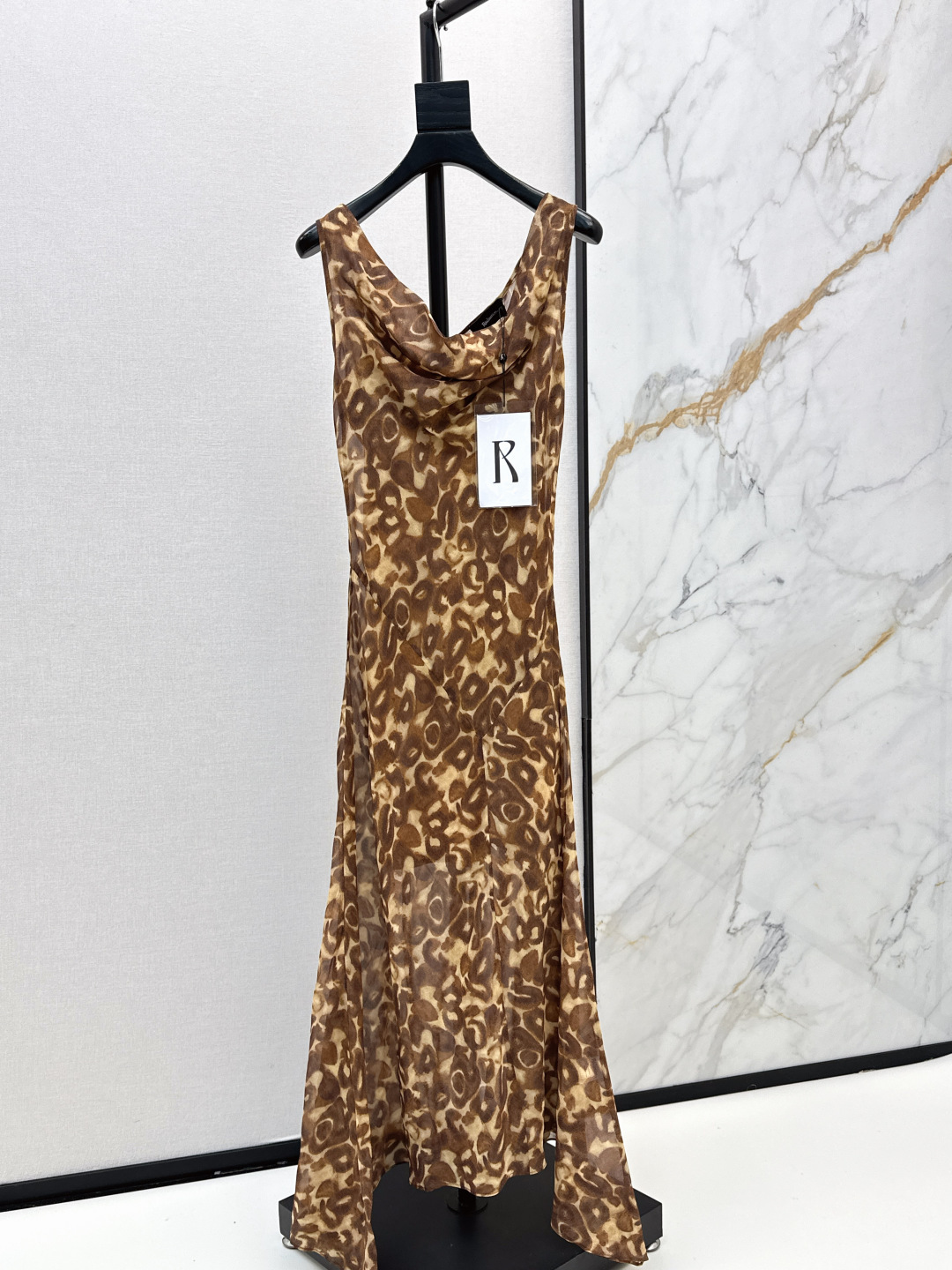 NO:841358,Fashionable niche design 26Ss————The latest printed silk dress for spring and summer. Sweet and age-reducing. Very refreshing to wear in summer. It is also suitable for vacation. One-line neck design with waist three-dimensional tailoring. An elegant young lady look~~ One color ready for sale smlxl,,skirts,real silk,19860909时髦小众设计 26Ss————春夏最新款印花真丝连衣裙 甜美减龄 夏天穿很清新 度假也很适合 一字领设计搭配收腰立体剪裁 一整个优雅小姐姐Look～～ 一色现货发售smlxl,,skirts,real silk,,Women's clothing
