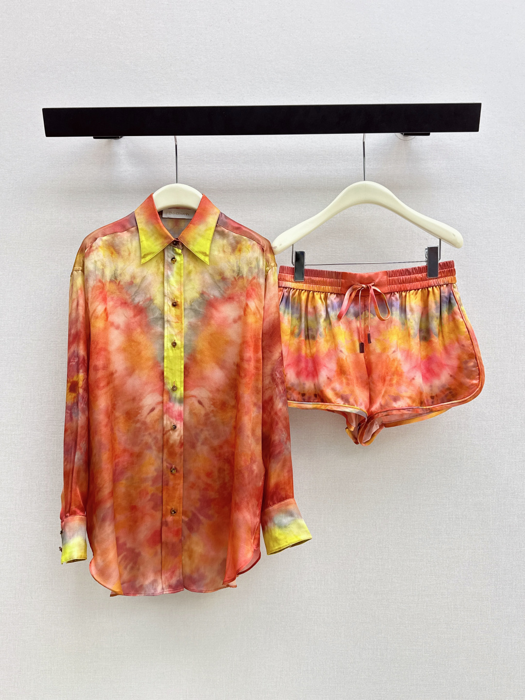 NO:841362,Zim 26Ss - the latest early spring vacation series romantic suit printed shirt + belted shorts. Palace style for age-reducing girls. Beautiful upper body. Fairy and elegant white and rich beauty must-have items. One color ready for sale smlxl,, shorts, shirts,19860909Zim 26Ss———早春最新款度假系列浪漫套装印花衬衫+腰带短裤 宫廷风减龄少女风 上身美的不要不要的 仙气优雅的白富美必备单品 一色现货发售smlxl,,shorts,shirts,,Women's clothing