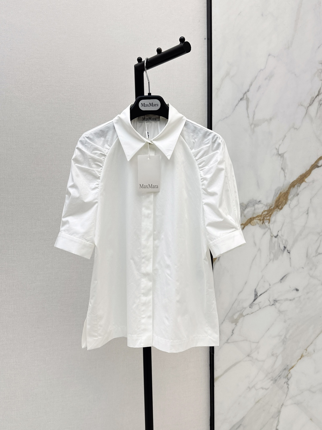 NO:841366,Max 26Ss————The latest minimalist style white point-collar puff sleeve shirt for spring and summer. It is made of crisp cotton poplin. It is smooth and not easy to wrinkle. The pleated puff sleeve tailoring on the shoulders cleverly modifies the shoulder line while retaining the refreshing feeling of the short sleeves. It has a retro and mature atmosphere. The straight version of the upper body is not unflattering. It is a versatile style for daily commuting and dating. One color ready for sale sml,, shirts, T-shirt,19860909Max 26Ss————春夏最新款极简风白色尖领泡泡袖衬衫 采用挺括的棉质府绸 顺滑且不易皱 肩部的褶皱泡泡袖剪裁在保留短袖清爽感的同时巧妙修饰肩线 自带复古轻熟氛围 直筒版型上身不挑人 日常通勤约会都百搭的万能款 一色现货发售sml,,shirts,T-shirt,,Women's clothing
