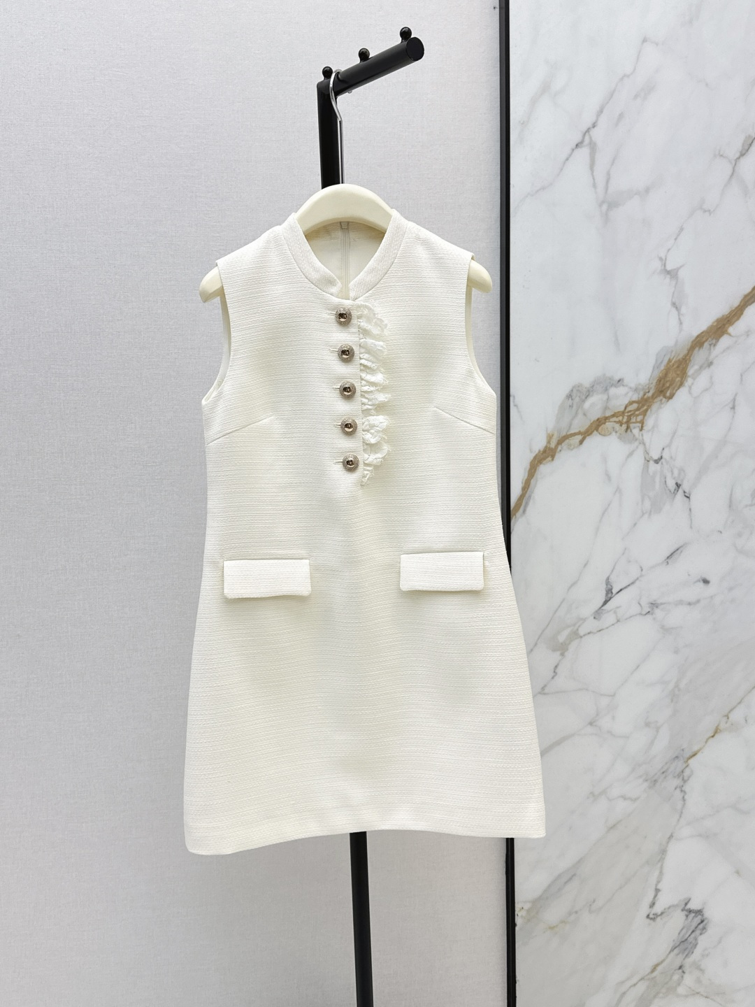 NO:841370,SP 26Ss————The latest small fragrance white moonlight sleeveless dress for spring and summer. Ivory white tweed material and high-end sleeveless A-line version. Super friendly to the figure. The side pockets are practical and beautiful. It can be easily used for daily commuting and appointments for afternoon tea. It looks great when worn alone or paired with a knitted cardigan. It is a must-have temperament item for spring and summer. One color ready for sale smlxl,,skirts,19860909SP 26Ss———春夏最新款小香风白月光无袖连衣裙 象牙白粗花呢材质质感高级无袖A字版型 对身材超友好 侧边口袋实用又美观 日常通勤约会下午茶都能轻松驾驭 单穿或搭配针织开衫都很出彩 是春夏必入的气质单品 一色现货发售smlxl,,skirts,,Women's clothing