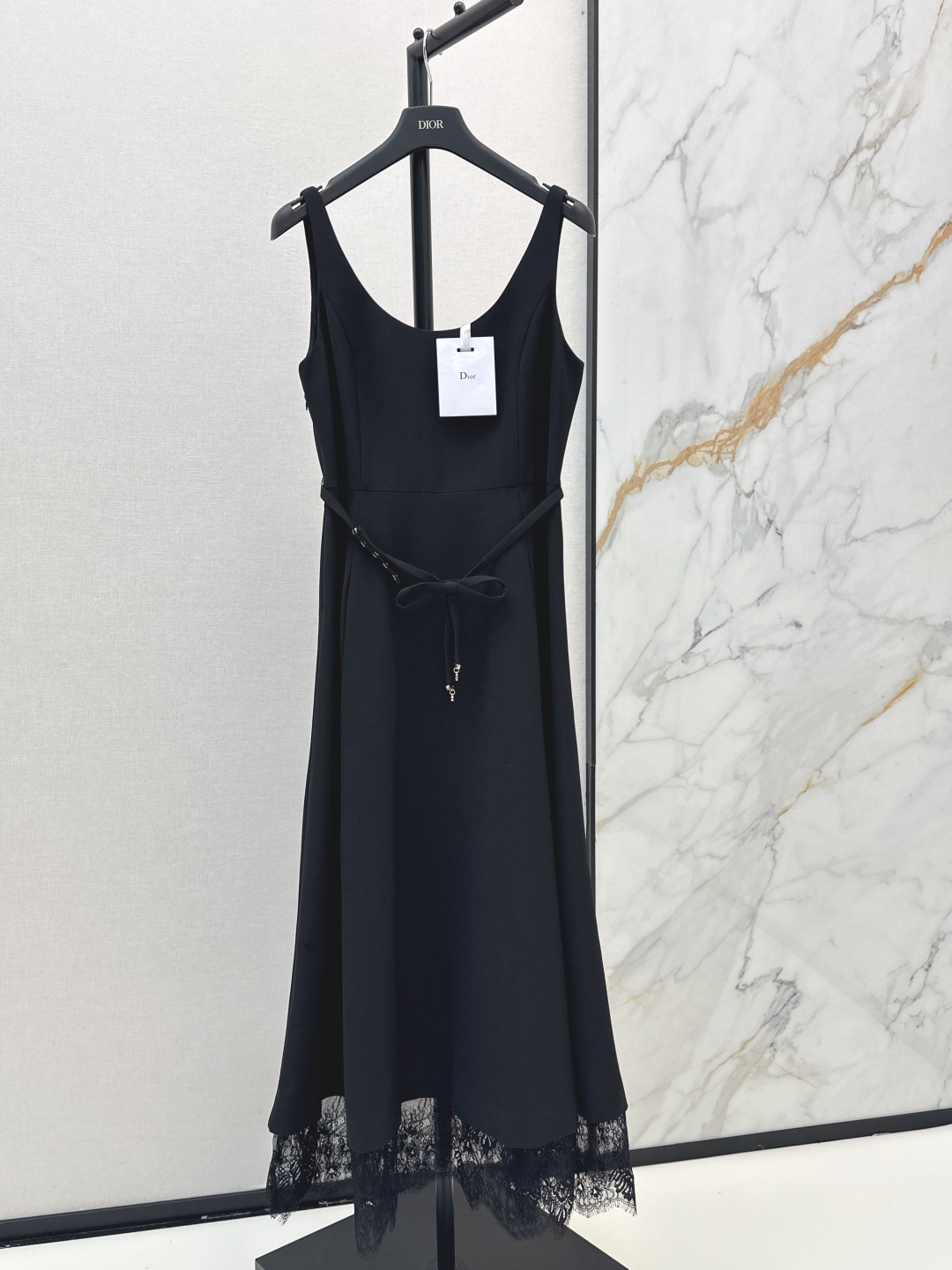 NO:841374,CD 26Ss——————The latest spring and summer lace splicing suspender dress. The U-shaped neckline suspender design is simple and elegant. The small bow pendant decoration is the finishing touch. The waist design accurately optimizes the body proportions. The lace edge is looming at the skirt, adding soft femininity. French elegance and mature temperament. It is very suitable for daily commuting, dating or light formal occasions. Two colors are available for sale sml,,skirts,19860909CD 26Ss—————春夏最新款蕾丝拼接吊带连衣裙U型领口吊带设计简约大方 蝴蝶结小吊坠装饰是点睛之笔 版型收腰设计精准优化身材比例 裙摆处拼接了蕾丝花边边缘若隐若现 增添了柔美的女人味 法式优雅轻熟气质 很适合日常通勤约会或轻正式场合穿 两色现货发售sml,,skirts,,Women's clothing