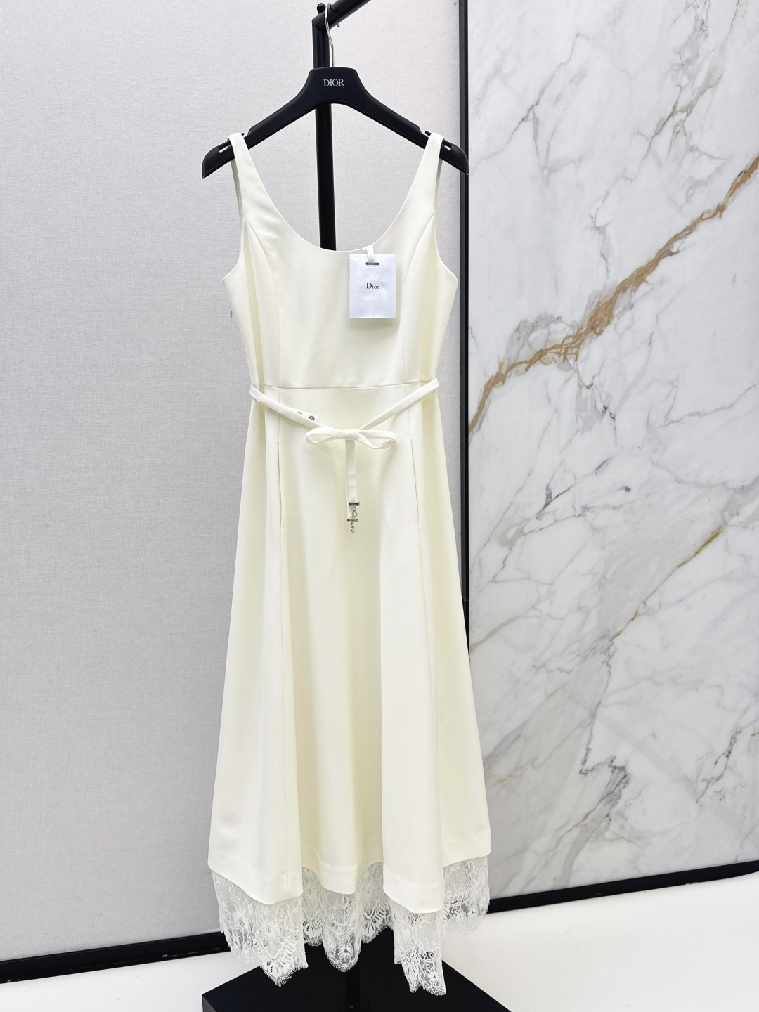 NO:841378,CD 26Ss——————The latest spring and summer lace splicing suspender dress. The U-shaped neckline suspender design is simple and elegant. The small bow pendant decoration is the finishing touch. The waist design accurately optimizes the body proportions. The lace edge is looming at the skirt, adding soft femininity. French elegance and mature temperament. It is very suitable for daily commuting, dating or light formal occasions. Two colors are available for sale sml,,skirts,19860909CD 26Ss—————春夏最新款蕾丝拼接吊带连衣裙U型领口吊带设计简约大方 蝴蝶结小吊坠装饰是点睛之笔 版型收腰设计精准优化身材比例 裙摆处拼接了蕾丝花边边缘若隐若现 增添了柔美的女人味 法式优雅轻熟气质 很适合日常通勤约会或轻正式场合穿 两色现货发售sml,,skirts,,Women's clothing