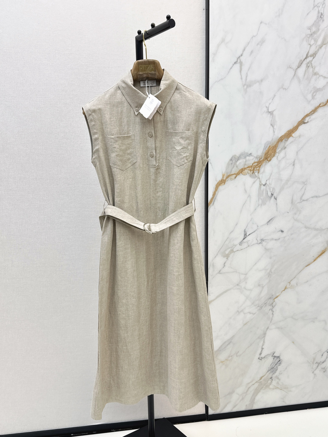 NO:841382,Bc 26Ss————The latest Italian minimalist style long linen dress for spring and summer. It can be used for exquisite commuting or fashionable outings. The lapel design modifies the neck. It shows a small face. A super practical dress. The length is below the knee. It shows the thinnest ankle part. It is particularly slim. A little expert in hiding the flesh. Paired with a belt to divide the golden proportion figure. Two colors are available for sale sml,, skirts, gold,19860909Bc 26Ss————春夏最新款意式极简风长款亚麻连衣裙 可精致通勤也可时髦出街 翻领设计修饰颈脖 显脸小 超级实穿的连衣裙 长度在膝盖以下 露出最瘦的脚踝部分 特别显瘦 藏肉小能手 搭配腰带分割黄金比例身材 两色现货发售sml,,skirts,gold,,Women's clothing