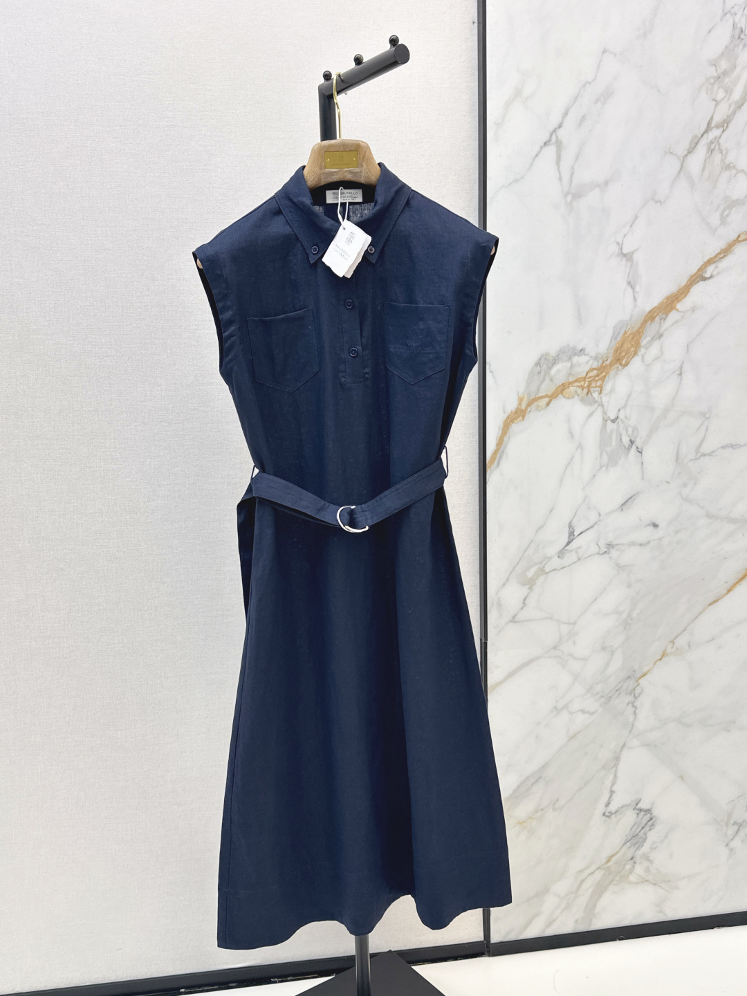 NO:841387,Bc 26Ss————The latest Italian minimalist style long linen dress for spring and summer. It can be used for exquisite commuting or fashionable outings. The lapel design modifies the neck. It shows a small face. A super practical dress. The length is below the knee. It shows the thinnest ankle part. It is particularly slim. A little expert in hiding the flesh. Paired with a belt to divide the golden proportion figure. Two colors are available for sale sml,, skirts, gold,19860909Bc 26Ss————春夏最新款意式极简风长款亚麻连衣裙 可精致通勤也可时髦出街 翻领设计修饰颈脖 显脸小 超级实穿的连衣裙 长度在膝盖以下 露出最瘦的脚踝部分 特别显瘦 藏肉小能手 搭配腰带分割黄金比例身材 两色现货发售sml,,skirts,gold,,Women's clothing