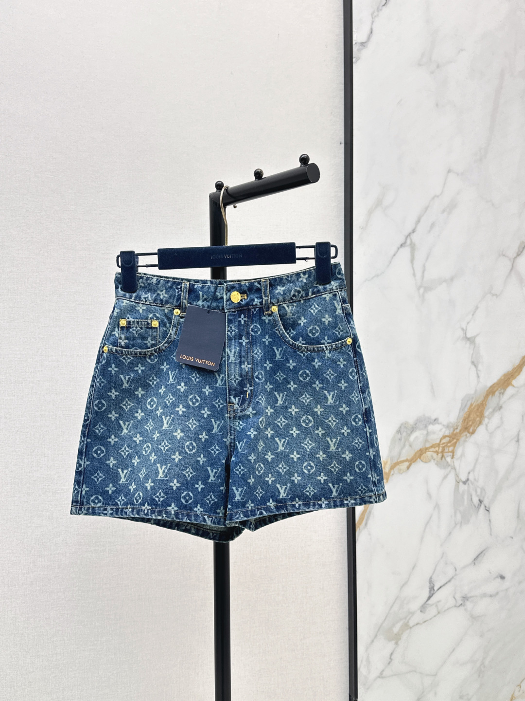 NO:842216,Ljia 26Ss————The latest retro MONOGRAM laser denim shorts for spring and summer are classic, fashionable and high-end. Retro washed blue denim denim fabric. Classic mid-high waist design, versatile and slimming. Highly recommended casual temperament items. Customized hardware accessories. One color ready for sale sml,, louis vuitton, shorts,19860909L家 26Ss————春夏最新款复古MONOGRAM激光牛仔短裤经典时髦又高级 复古洗水蓝丹宁牛仔面料 经典中高腰设计百搭不挑人上身巨显瘦 强烈推荐休闲气质单品 定制五金配件 一色现货发售sml,,louis vuitton,shorts,,Women's clothing