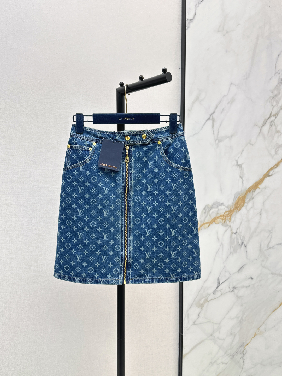 NO:842221,L Family 26Ss————The latest retro MONOGRAM laser denim skirt for spring and summer is classic, fashionable and high-end. Retro washed blue denim denim fabric. Classic mid-high waist design, versatile and not flattering, making the upper body look slimmer. Highly recommended casual temperament items. Customized hardware accessories. One color ready for sale sml,, louis vuitton, skirts,19860909L家 26Ss————春夏最新款复古MONOGRAM激光牛仔半裙经典时髦又高级 复古洗水蓝丹宁牛仔面料 经典中高腰设计百搭不挑人上身巨显瘦 强烈推荐休闲气质单品 定制五金配件 一色现货发售sml,,louis vuitton,skirts,,Women's clothing