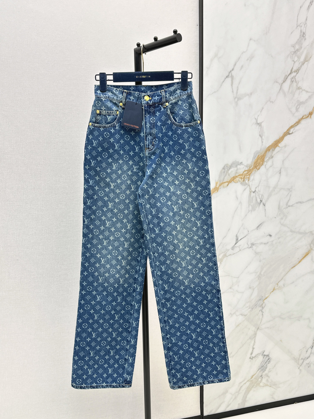 NO:842224,L Family 26Ss————The latest retro MONOGRAM laser denim straight trousers for spring and summer are classic, fashionable and high-end. Retro washed blue denim denim fabric. Classic mid-high waist design, versatile and not flattering, making the upper body look slimmer. Highly recommended casual temperament items. Customized hardware accessories. One color ready for sale sml,, louis vuitton,19860909L家 26Ss————春夏最新款复古MONOGRAM激光牛仔直筒长裤经典时髦又高级 复古洗水蓝丹宁牛仔面料 经典中高腰设计百搭不挑人上身巨显瘦 强烈推荐休闲气质单品 定制五金配件 一色现货发售sml,,louis vuitton,,Women's clothing