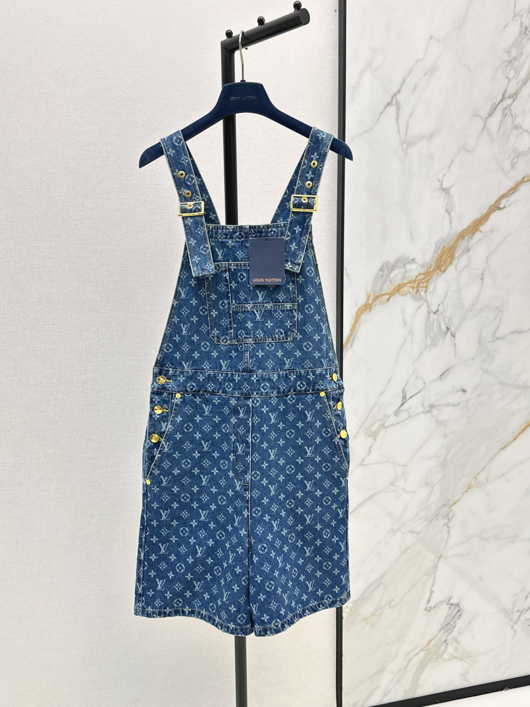 NO:842227,L family 26Ss————The latest spring and summer 1854 retro MONOGRAM laser denim overalls are classic, fashionable and high-end. Retro washed blue denim denim fabric. Age-reducing girlish style. Classic H version. Versatile and not picky. The upper body is very slim. Highly recommended casual temperament items. Customized hardware accessories. One color ready for sale sml,, louis vuitton,19860909L家 26Ss————春夏最新款1854复古MONOGRAM激光牛仔背带裤经典时髦又高级 复古洗水蓝丹宁牛仔面料 减龄少女风经典H版型百搭不挑人上身巨显瘦 强烈推荐休闲气质单品 定制五金配件 一色现货发售sml,,louis vuitton,,Women's clothing