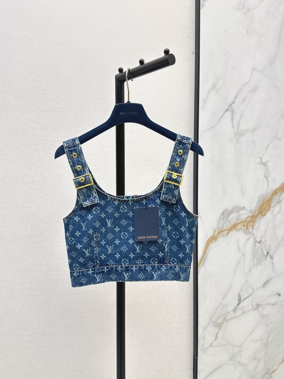 NO:842233,L Family 26Ss————The latest retro MONOGRAM laser denim tube top suspender vest for spring and summer is classic, fashionable and high-end. Retro washed blue denim denim fabric. The age-reducing girlish style is short and versatile. It is versatile and does not pick up the upper body. It is highly recommended for casual temperament. One color ready for sale sml,, louis vuitton,19860909L家 26Ss————春夏最新款复古MONOGRAM激光牛仔抹胸背带背心经典时髦又高级 复古洗水蓝丹宁牛仔面料 减龄少女风小短款版型百搭不挑人上身巨显瘦 强烈推荐休闲气质单品 一色现货发售sml,,louis vuitton,,Women's clothing