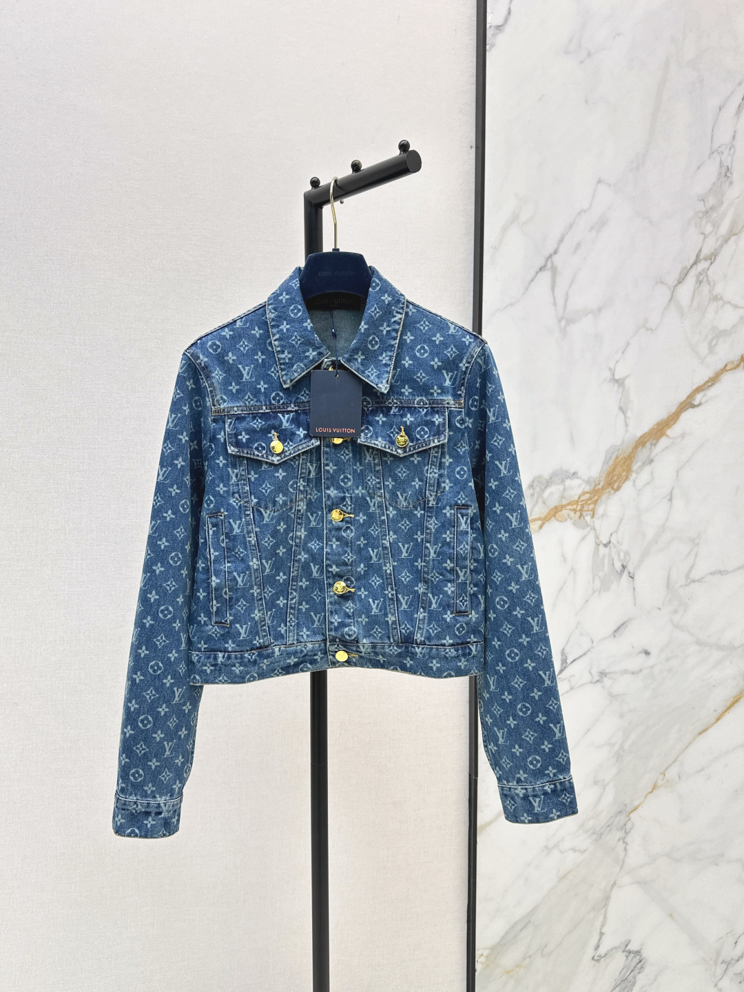 NO:842239,L Family 26Ss————The latest 1854 retro MONOGRA laser denim jacket for spring and summer. Classic, fashionable and high-end. Retro washed blue denim denim fabric. Temperament small lapels, classic short design, versatile and not flattering, making the upper body look slim. Highly recommended casual temperament items. One color available for sale sml,, louis vuitton, jackets & coats, jackets & coats,19860909L家 26Ss————春夏最新款1854复古MONOGRA激光牛仔夹克外套 经典时髦又高级 复古洗水蓝丹宁牛仔面料 气质小翻领经典小短款设计百搭不挑人上身巨显瘦 强烈推荐休闲气质单品 一色现货发售sml,,louis vuitton,jackets & coats,jackets & coats,,Women's clothing