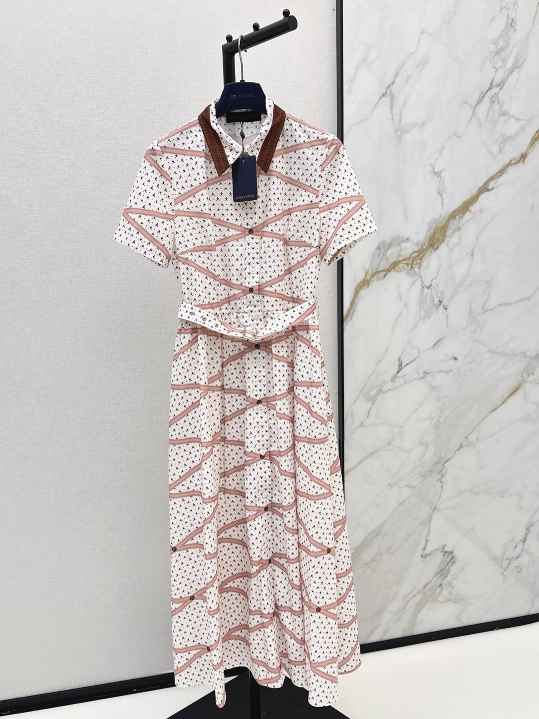 NO:842245,L Family 26Ss————The latest spring and summer printed lapel long dress, classic design. The upper body is exquisite and capable. It can be matched easily. The customized imported fabrics are crisp and stylish. Full of high-end. One color ready for sale sml,, louis vuitton, skirts,19860909L家 26Ss————春夏最新款印花翻领长款连衣裙经典款设计 上身精致又干练得体 搭配起来随心应手 定制的进口面料挺括有型 满满的高级感 一色现货发售sml,,louis vuitton,skirts,,Women's clothing