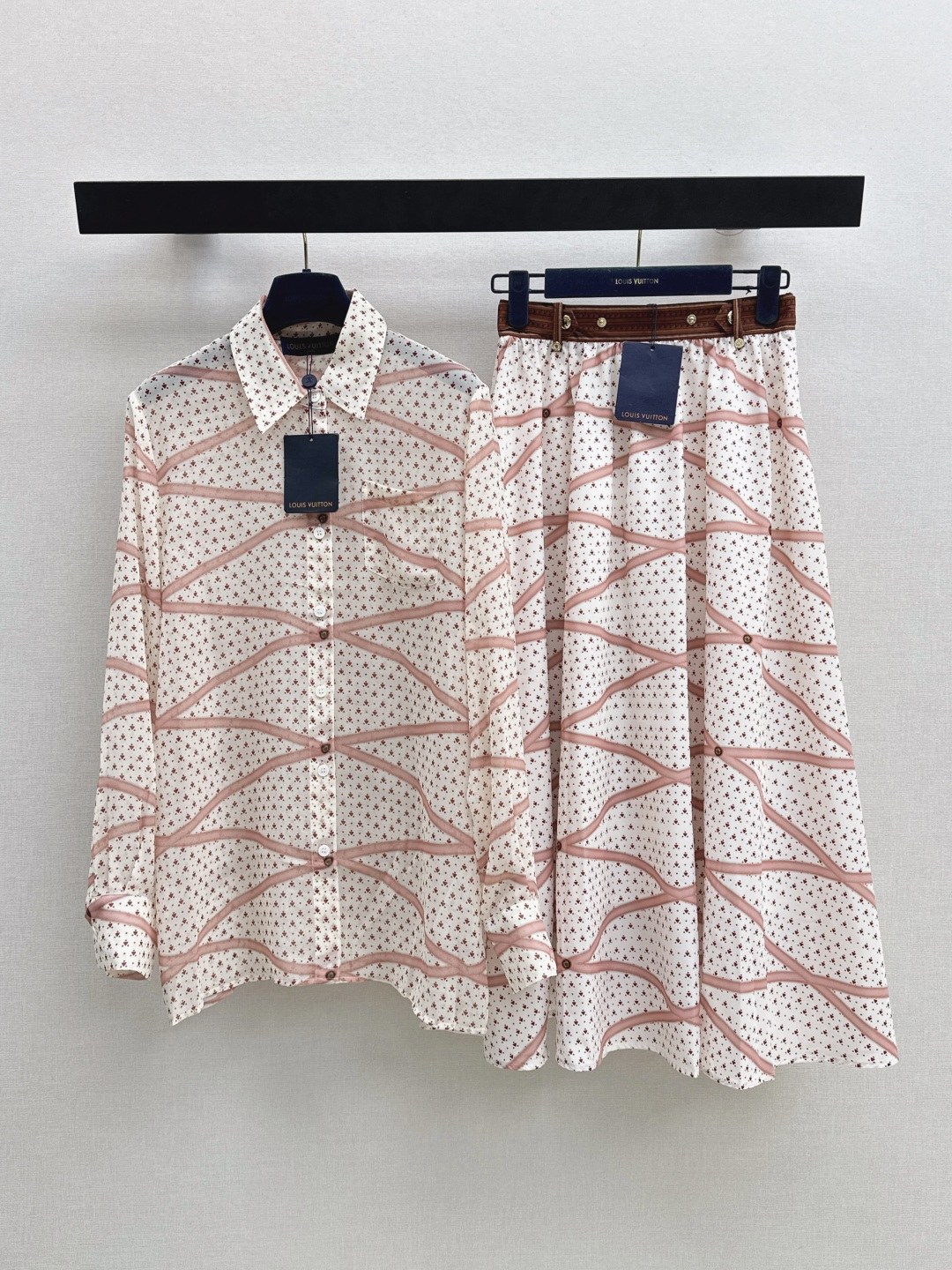 NO:842257,L Family 26Ss————The latest spring and summer printed design suit loose shirt + umbrella skirt. Classic design. The upper body is exquisite and capable. Easy to match. Customized imported fabrics are crisp and stylish. Full of high-end. Developed in one color. Ready for sale sml,, louis vuitton, skirts, shirts,19860909L家 26Ss————春夏最新款印花设计套装宽松衬衫+伞状半裙 经典款设计 上身精致又干练得体 搭配起来随心应手 定制的进口面料挺括有型 满满的高级感 一色分开发 现货发售sml,,louis vuitton,skirts,shirts,,Women's clothing