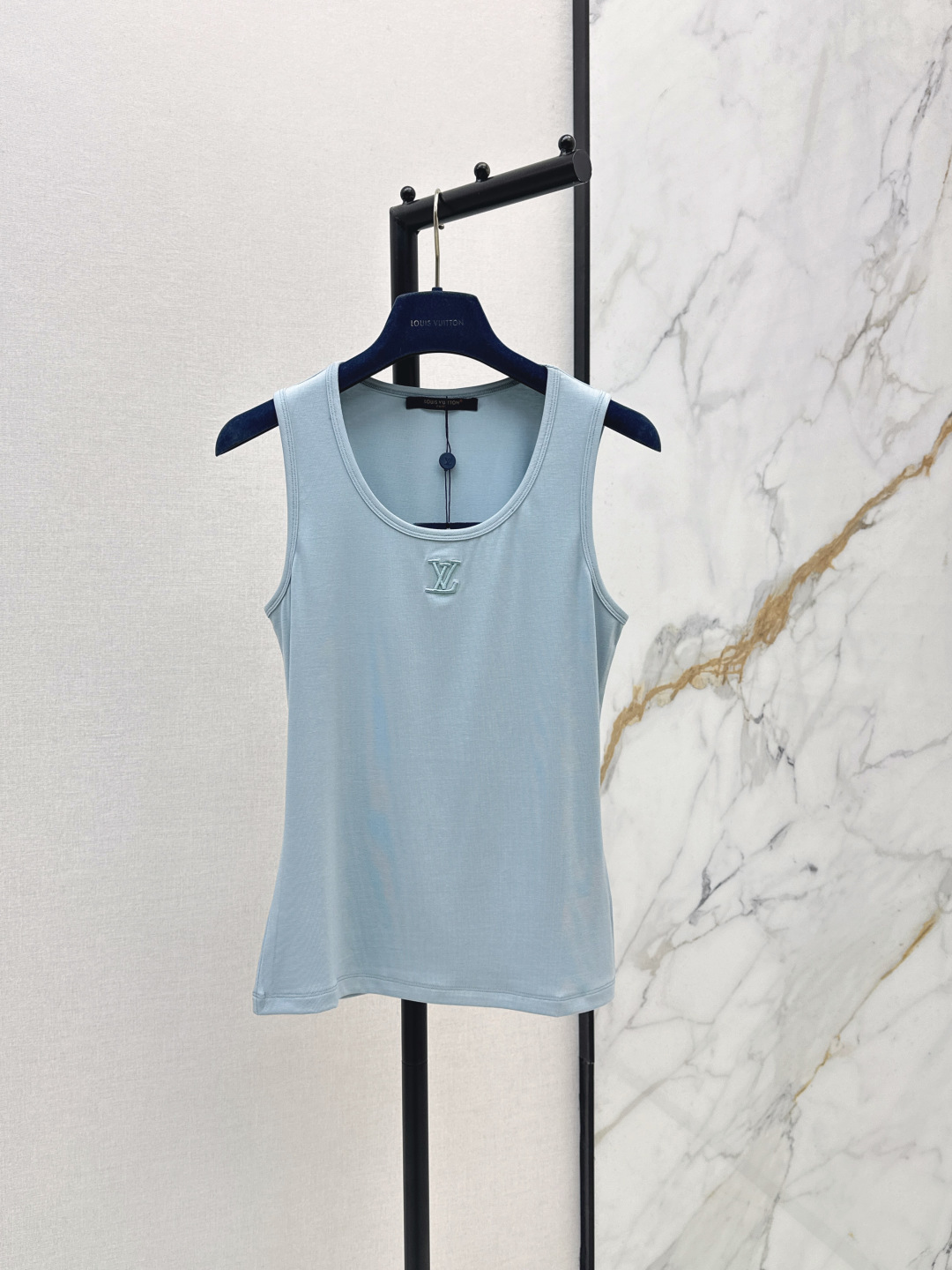 NO:842263,L family 26Ss————The latest spring and summer blue sleeveless vest S has the same high-end feel as always. The key is that it is super easy to match. It can be matched with any clothes. It feels great and has good moisture absorption and breathability. It is available in one color. sml,, louis vuitton,19860909L家 26Ss————春夏最新款蓝色无袖背心S一如既往的高级感 关键是超级好搭 随便什么衣服拿来都配一脸 筋骨感很棒 吸湿透气性也很好 一色现货发售sml,,louis vuitton,,Women's clothing