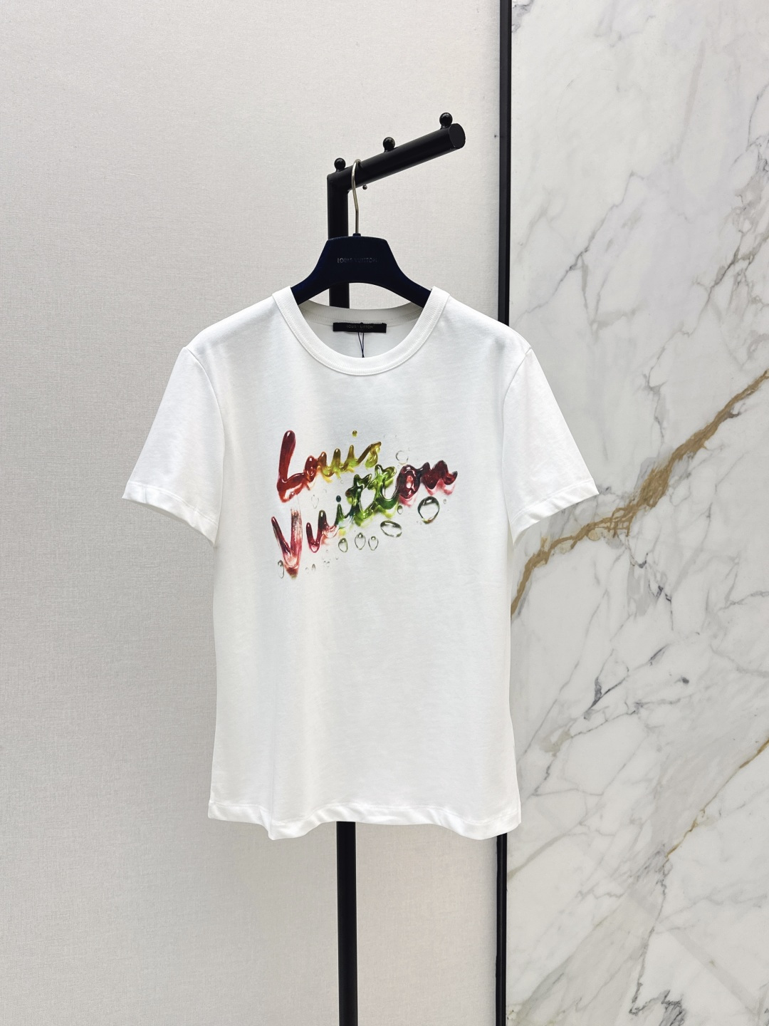 NO:842269,L Family 26Ss————The latest printed round neck T-shirt for spring and summer. It is very dense and feels super good. It is really a hard-working one. The details are perfect. The regular version is not picky at all. It is simple and generous on the upper body. It instantly enhances your temperament. Available in stock in one color, sml, louis vuitton, tees, t-shirt,19860909L家 26Ss————春夏最新款印花圆领T恤 密度很高手感超好 真的费劲心血的一款 细节完美 常规版型 上身完全不挑人简单大方 瞬间提升气质 一色现货发售sml,,louis vuitton,tees，t-shirt,,Women's clothing