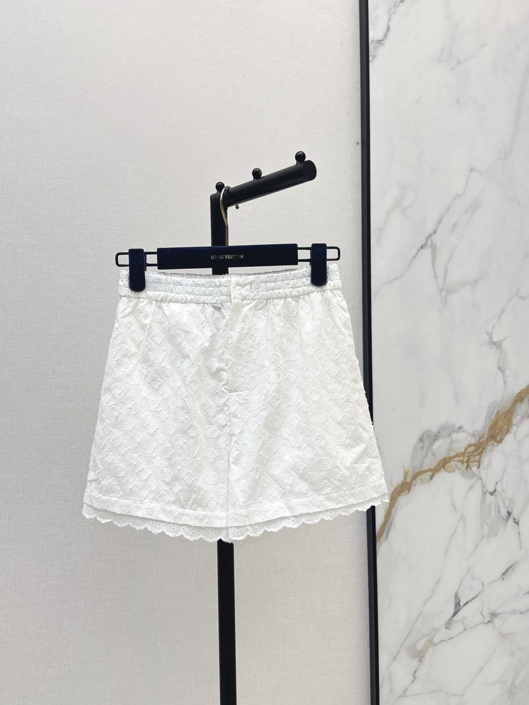 NO:842275,L Family 26Ss————The latest spring and summer MONOGRAM jacquard logo pure cotton white lace shorts with embroidered small lace design are classic, fashionable and high-end. Original custom-made yarn-dyed jacquard pure cotton fabric. Versatile and not picky, the upper body is slimming. Casual temperament items are highly recommended. A set is recommended. One color ready for sale sml,, louis vuitton, shorts,19860909L家 26Ss————春夏最新款MONOGRAM提花logo纯棉白色花边短裤刺绣小花边设计经典时髦又高级 原版定制色织提花纯棉面料 百搭不挑人上身巨显瘦 强烈推荐休闲气质单品 推荐一套搭配 一色现货发售sml,,louis vuitton,shorts,,Women's clothing