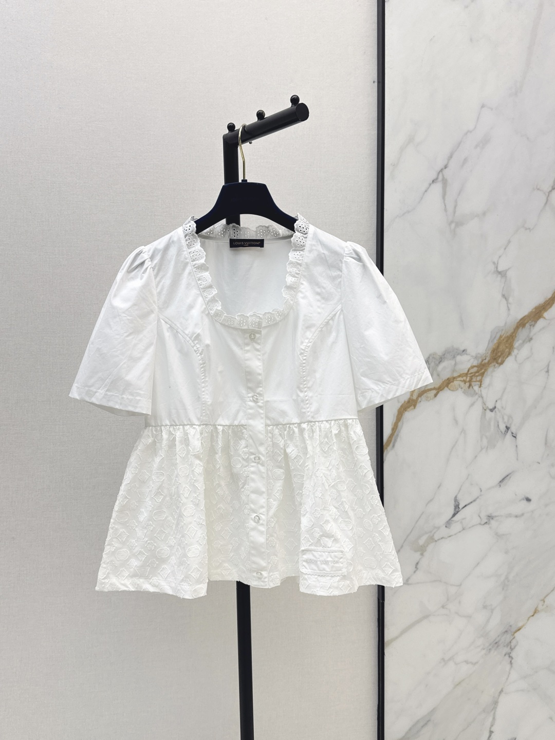 NO:842282,L Family 26Ss————The latest spring and summer temperament U-neck doll top MONOGRAM jacquard logo splicing design. Age-reducing girlish temperament embroidery small lace design is classic, fashionable and advanced. Original custom-made yarn-dyed jacquard pure cotton fabric. Versatile and not picky. The upper body is very slim. Highly recommended casual temperament items. Recommended to match. One color ready for sale sml,, louis vuitton,19860909L家 26Ss———春夏最新款气质U领娃娃小上衣MONOGRAM提花logo拼接设计 减龄少女风气质刺绣小花边设计经典时髦又高级 原版定制色织提花纯棉面料 百搭不挑人上身巨显瘦 强烈推荐休闲气质单品 推荐一套搭配 一色现货发售sml,,louis vuitton,,Women's clothing