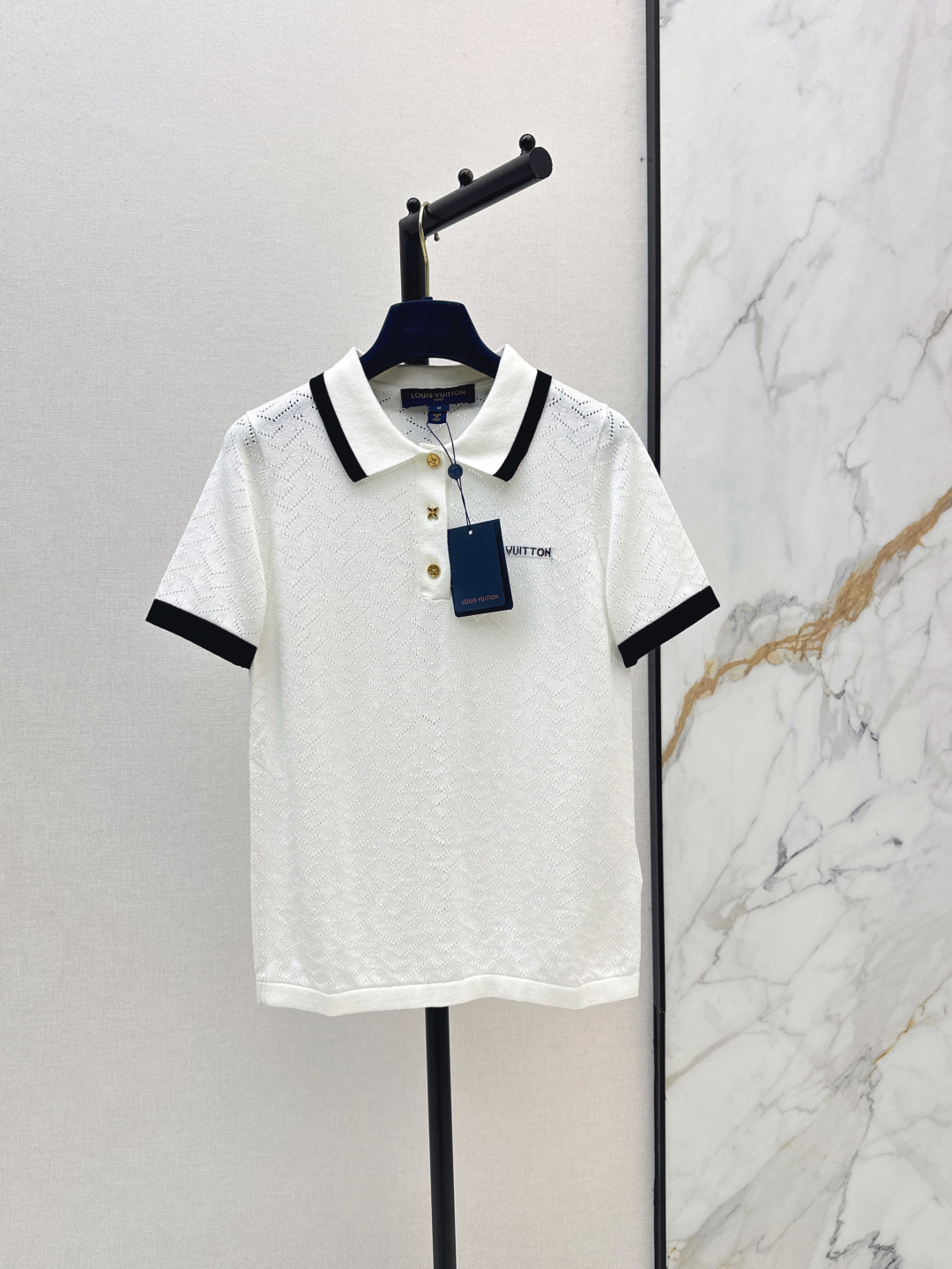 NO:842234,Light, thin and wide for summer. L Home 26Ss————The latest spring and summer classic logo letter-decorated lapel hollow knitted top. Simple and easy to wear. It can be paired with pants or skirts. Polo lapel design. Classic logo decoration embroidered on the chest. Thin yarn is not stuffy. One color ready for sale sml, louis vuitton, skirts,19860909夏季轻薄宽 L家 26Ss————春夏最新款经典logo字母装饰翻领镂空针织上衣 简约又好穿 搭配裤子或者半裙都OK Polo翻领设计 胸前刺绣经典logo装饰 轻薄的纱线不闷热 一色现货发售sml,,louis vuitton,skirts,,Women's clothing
