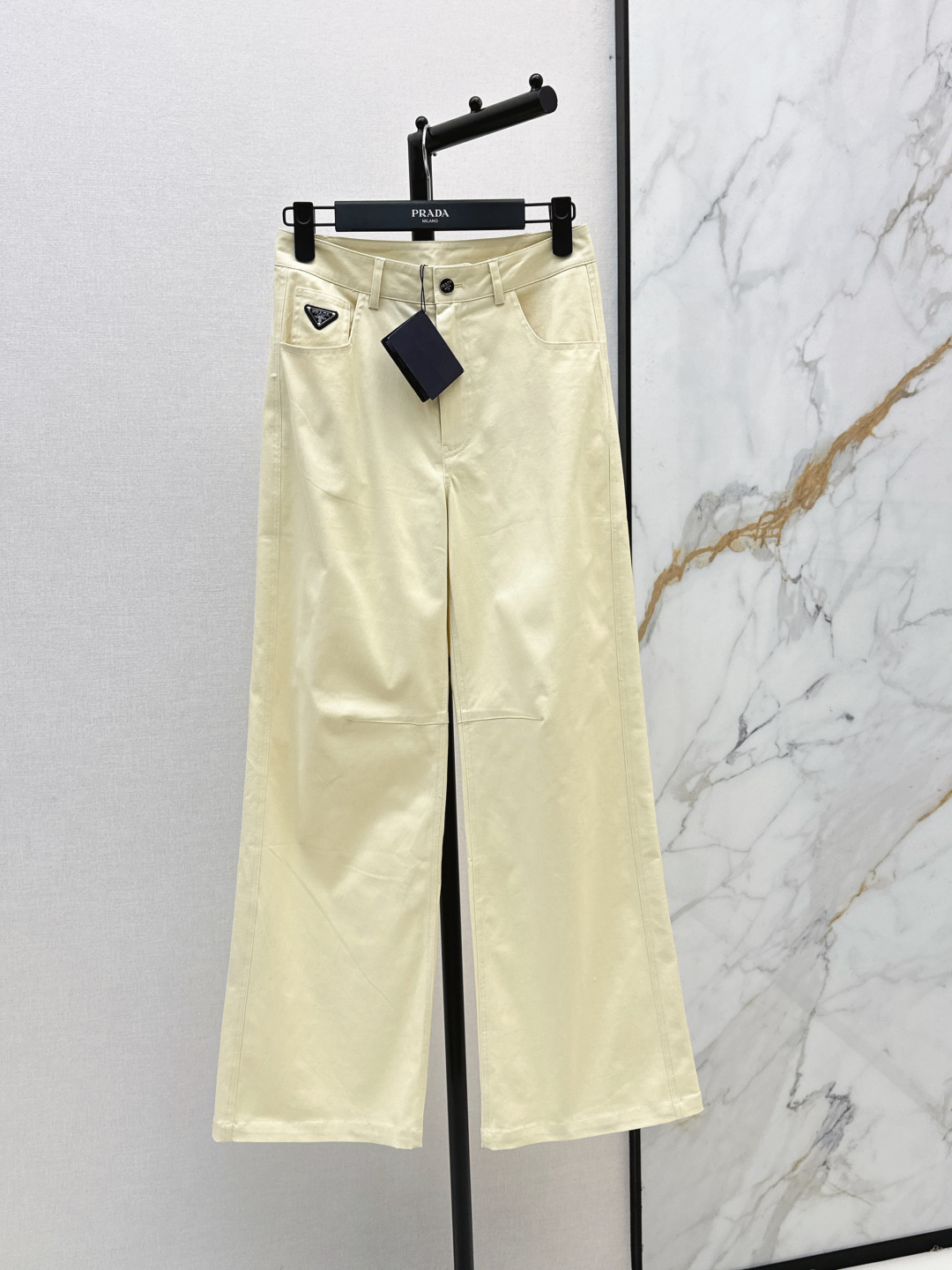 NO:842258,PD 26Ss————The latest spring and summer straight jeans with triangle logo decoration are not picky about body shape requirements. The upper body is particularly good!  The style of the matching is also very versatile. Exquisite and advanced customization. The texture of the fabric is awesome. Retro and elegant. The upper body is cool and handsome, age-reducing and fashionable. Two colors are available for sale sml,,jeans,19860909PD 26Ss————春夏最新款三角标装饰直筒牛仔裤不挑剔身形要求 上身特别赞！搭配的风格也很通吃 精致高级定制 富有肌理感的面料质感超赞 复古优雅 上身酷帅减龄时髦精 两色现货发售sml,,jeans,,Women's clothing