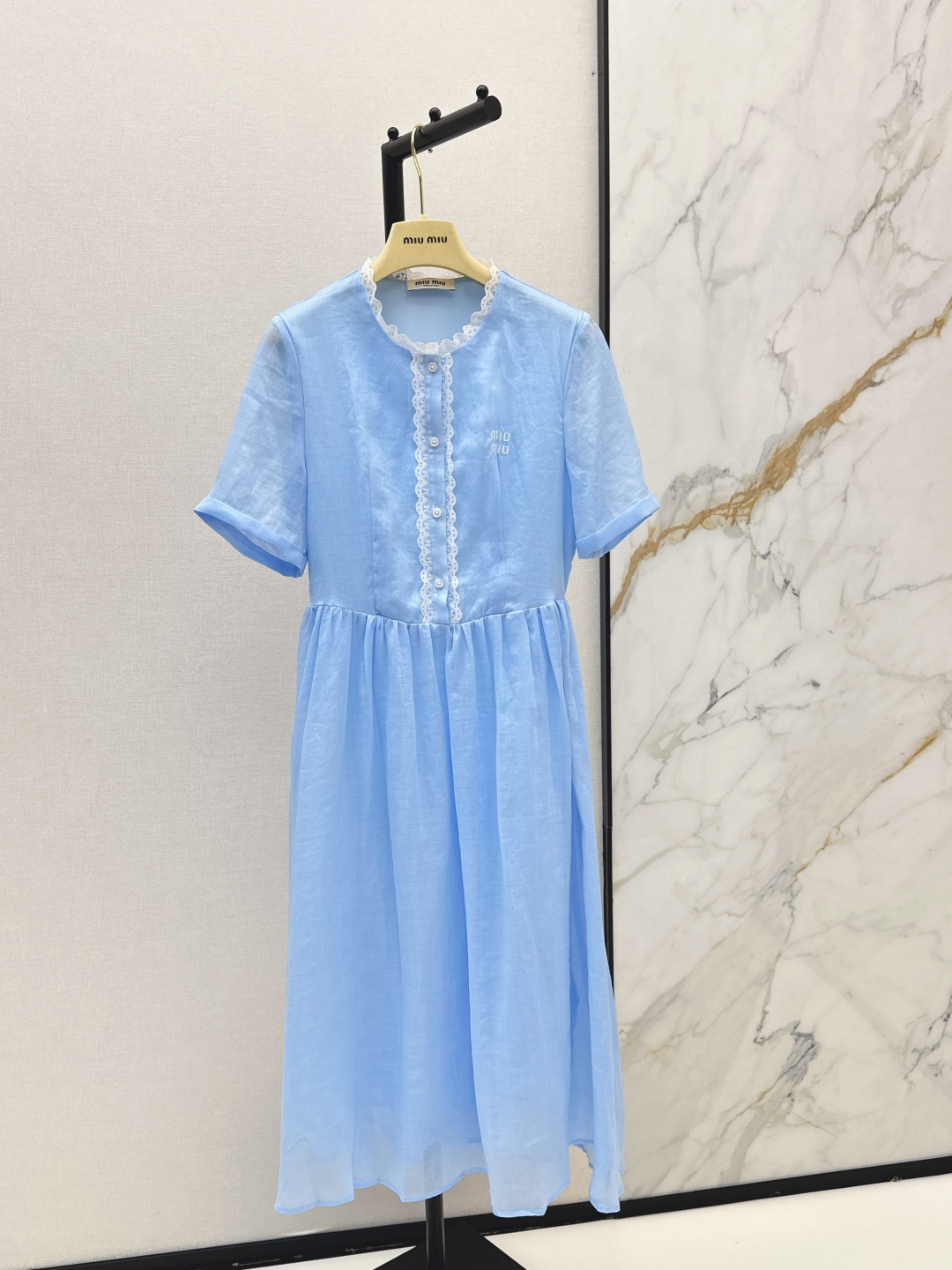 NO:842264,Miu 26Ss————The latest lace-decorated long dress in spring and summer, the upper body is full of fashionable and high-end, and has its own aura. The fabric texture is very nice, fashionable and high-end, and the color is super positive. The upper body is white and slim. It is a classic series with a cool and handsome feeling. It can walk with wind. The upper body has a full aura. The length is just right. One color ready for sale sml,, miumiu, skirts,19860909Miu 26Ss————春夏最新款花边装饰长款连衣裙上身就是满满的时髦高级感自带气场 面料质感很奈斯 时髦又高级 颜色超级正 上身显白又显瘦 自带酷帅感的经典系列 走路都带风 上身气场全开 长度恰到好处 一色现货发售sml,,miumiu,skirts,,Women's clothing