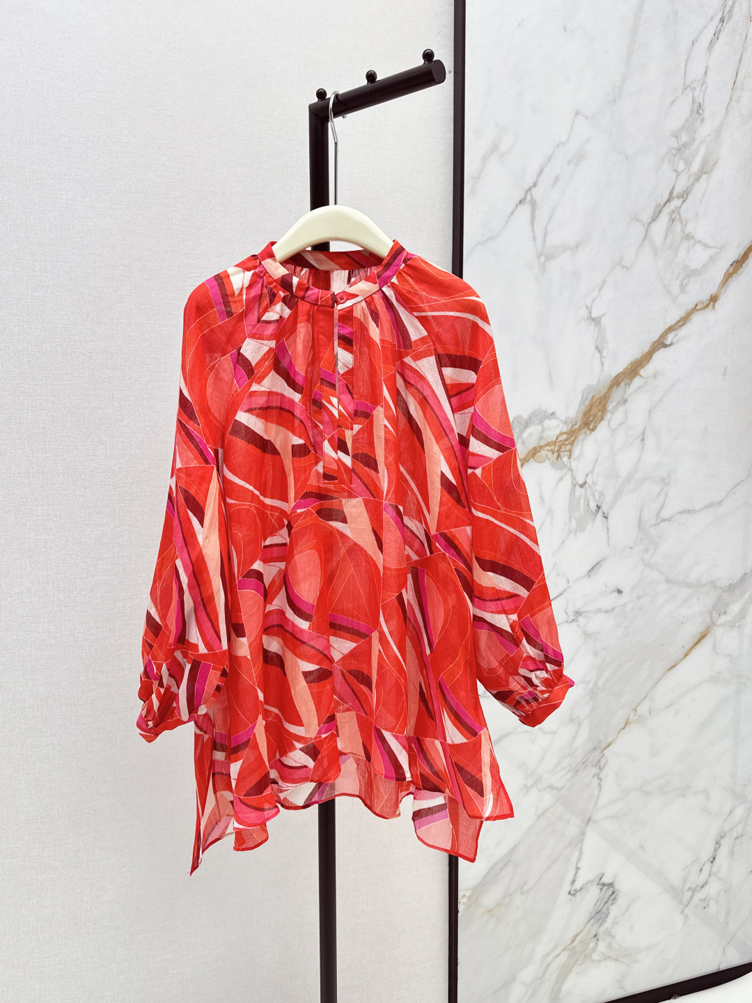 NO:842270,Fashionable niche design 26Ss————The latest red abstract printed long-sleeved shirt for spring and summer is full of atmosphere. The whole is warm and red as the main tone. Burgundy and off-white geometric lines bring a sense of vacation relaxation. Loose lantern long-sleeved design. 100% ramie fabric is light and slightly permeable. Breathable and skin-friendly. It has an elegant texture. One color ready for sale smlxl,, shirts,19860909时髦小众设计 26Ss————春夏最新款红色抽象印花长袖衬衫氛围感拉满 整体以热烈正红为主调 酒红与米白几何线条自带度假松弛感 宽松灯笼长袖设计 百分百苎麻面料轻薄微透 透气亲肤 自带飘逸质感 一色现货发售smlxl,,shirts,,Women's clothing