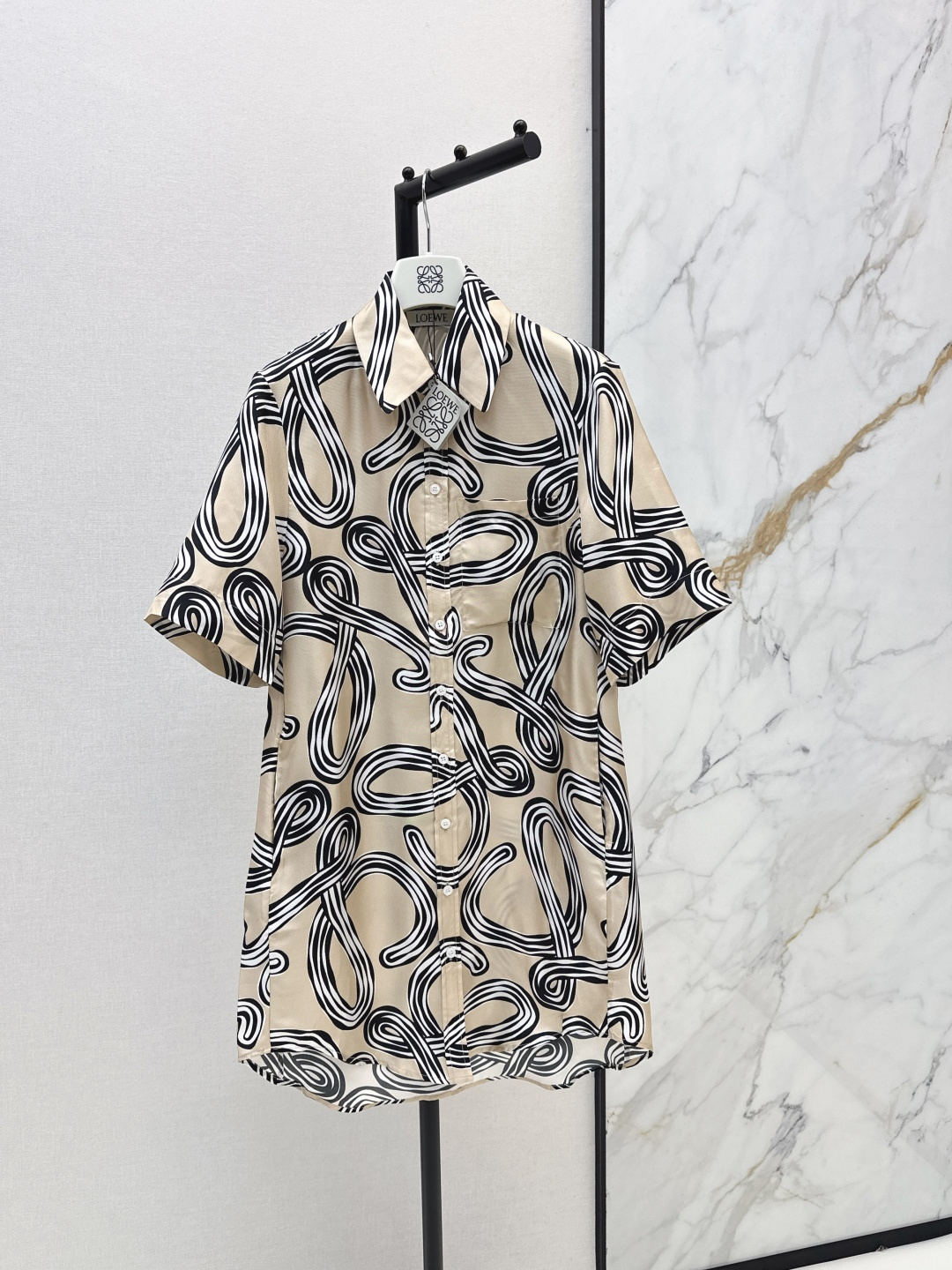 NO:842229,Loe 26Ss————The latest printed silk short-sleeved shirt dress for spring and summer. Abstract line logo printing has both artistic sense and brand recognition. 100% silk twill fabric. Drawstring tie design on the back to close the waist. Small A version is not flattering. The upper body is super slim. Romantic urban vacation style. Bai Fumei must-have artifact. One color ready for sale sml,,loewe,skirts,shirts,T-shirt,real silk,19860909Loe 26Ss————春夏最新款印花真丝短袖衬衫连衣裙抽象线条徽标印花艺术感与品牌辨识度兼具 百分百真丝斜纹绸面料 后背抽绳系带设计收腰小A版型不挑人 上身超显瘦 浪漫都市度假风 白富美必入神器 一色现货发售sml,,loewe,skirts,shirts,T-shirt,real silk,,Women's clothing
