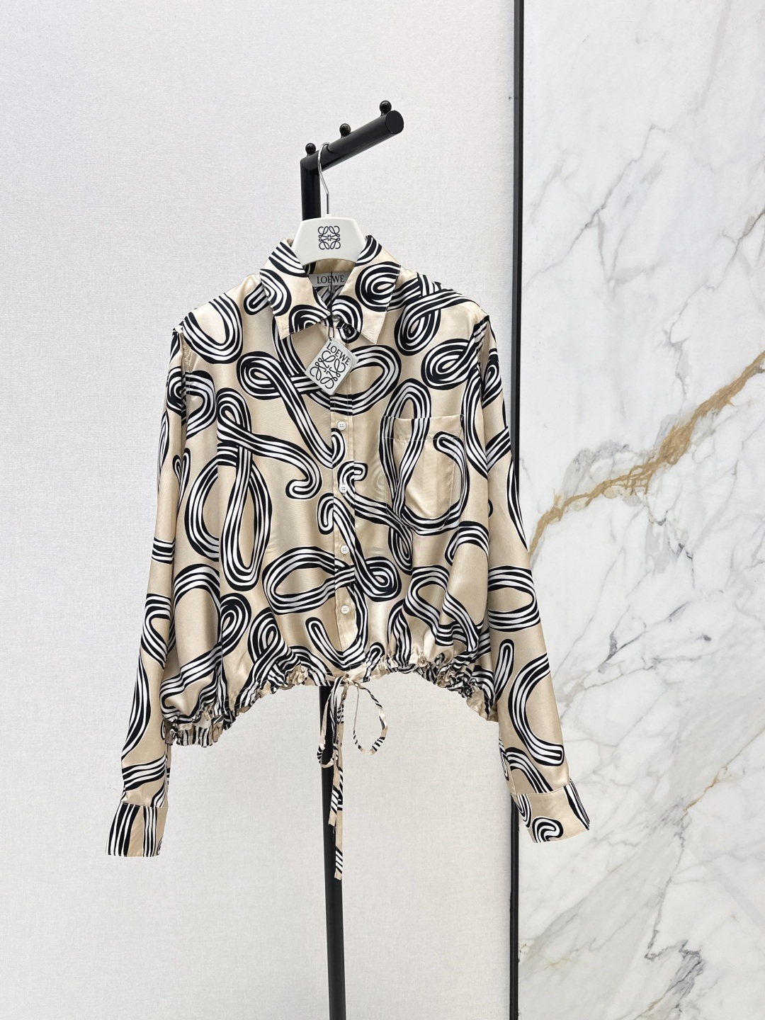 NO:842235,Loe 26Ss————The latest series of printed silk drawstring shirts for spring and summer. Abstract line logo printing has both artistic sense and brand recognition. 100% silk twill fabric. Drawstring tie hem design. The balloon version is not attractive. The upper body is super slim. Romantic urban resort style. One color ready for sale sml,, loewe, shirts, real silk,19860909Loe 26Ss————春夏最新款系列印花真丝抽绳衬衫抽象线条徽标印花艺术感与品牌辨识度兼具 百分百真丝斜纹绸面料 抽绳系带下摆设计 气球版型不挑人 上身超显瘦 浪漫都市度假风 一色现货发售sml,,loewe,shirts,real silk,,Women's clothing